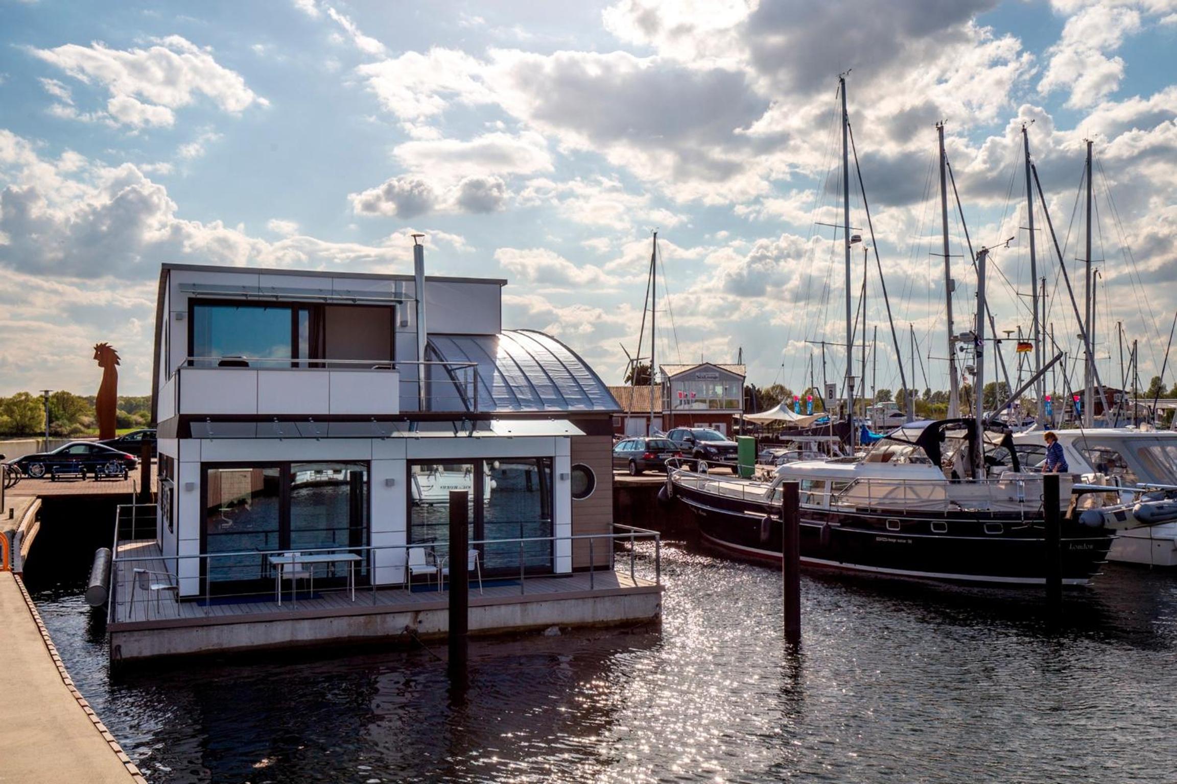 KYST 5410 Floating Home 2