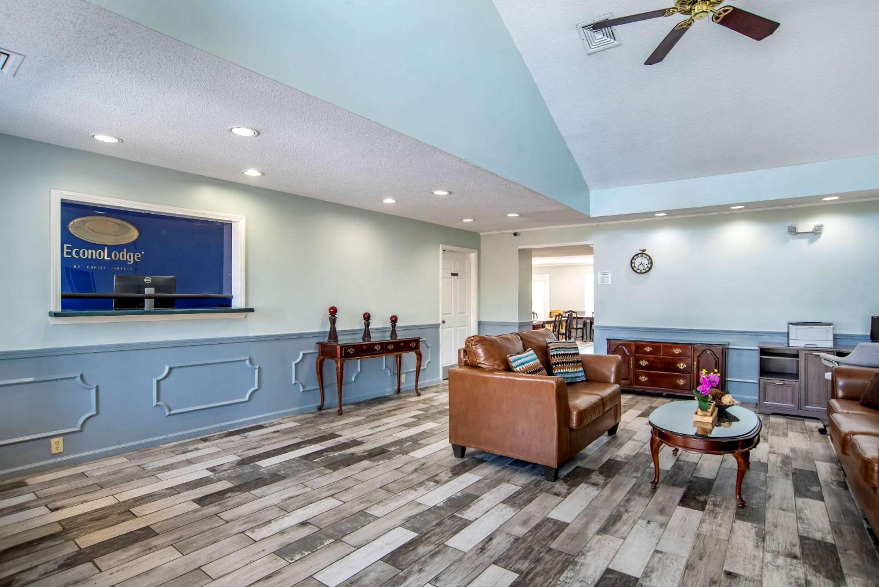 Tupelo Vacations - Econo Lodge - Property Image 4