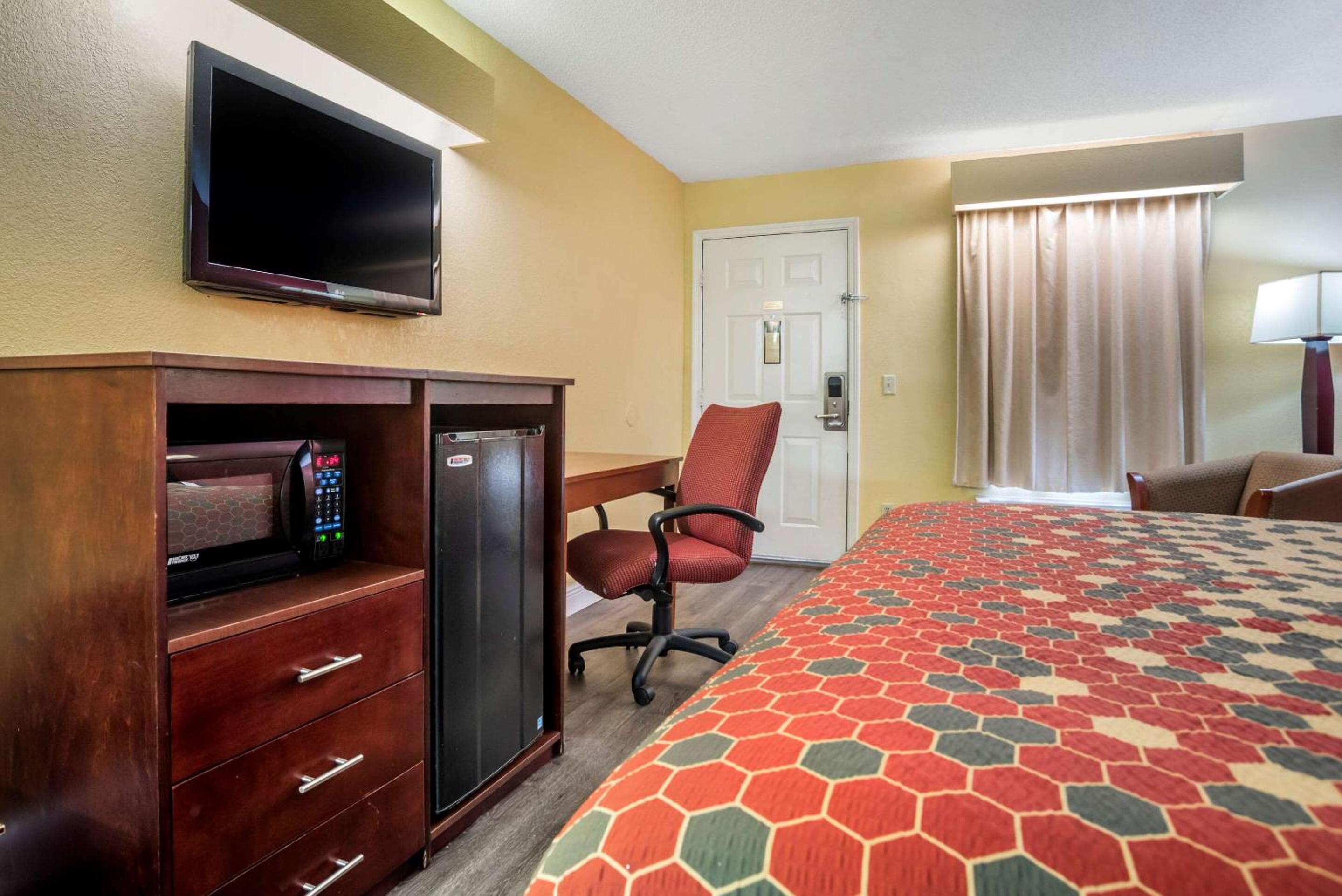 Tupelo Vacations - Econo Lodge - Property Image 19