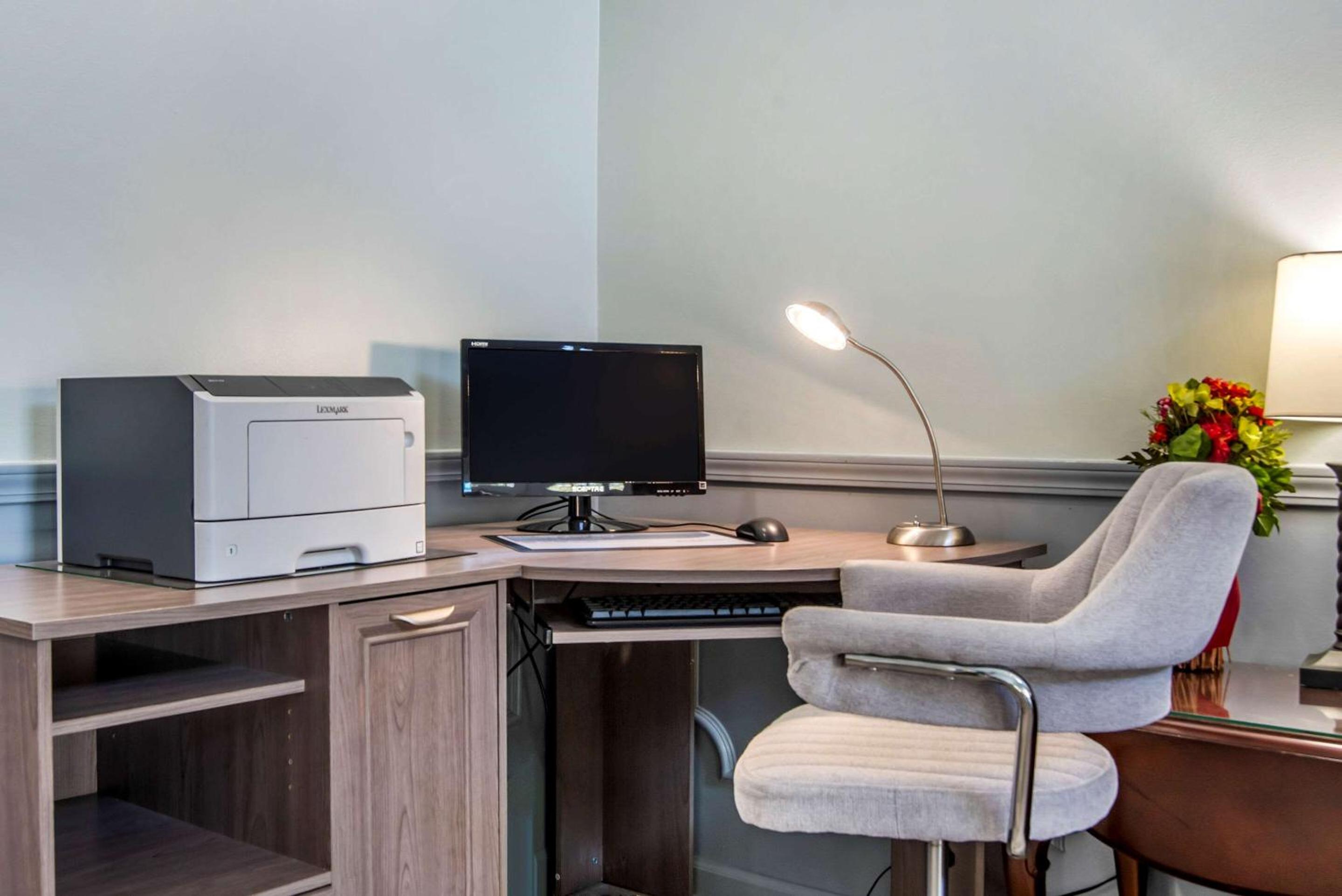 Tupelo Vacations - Econo Lodge - Property Image 8