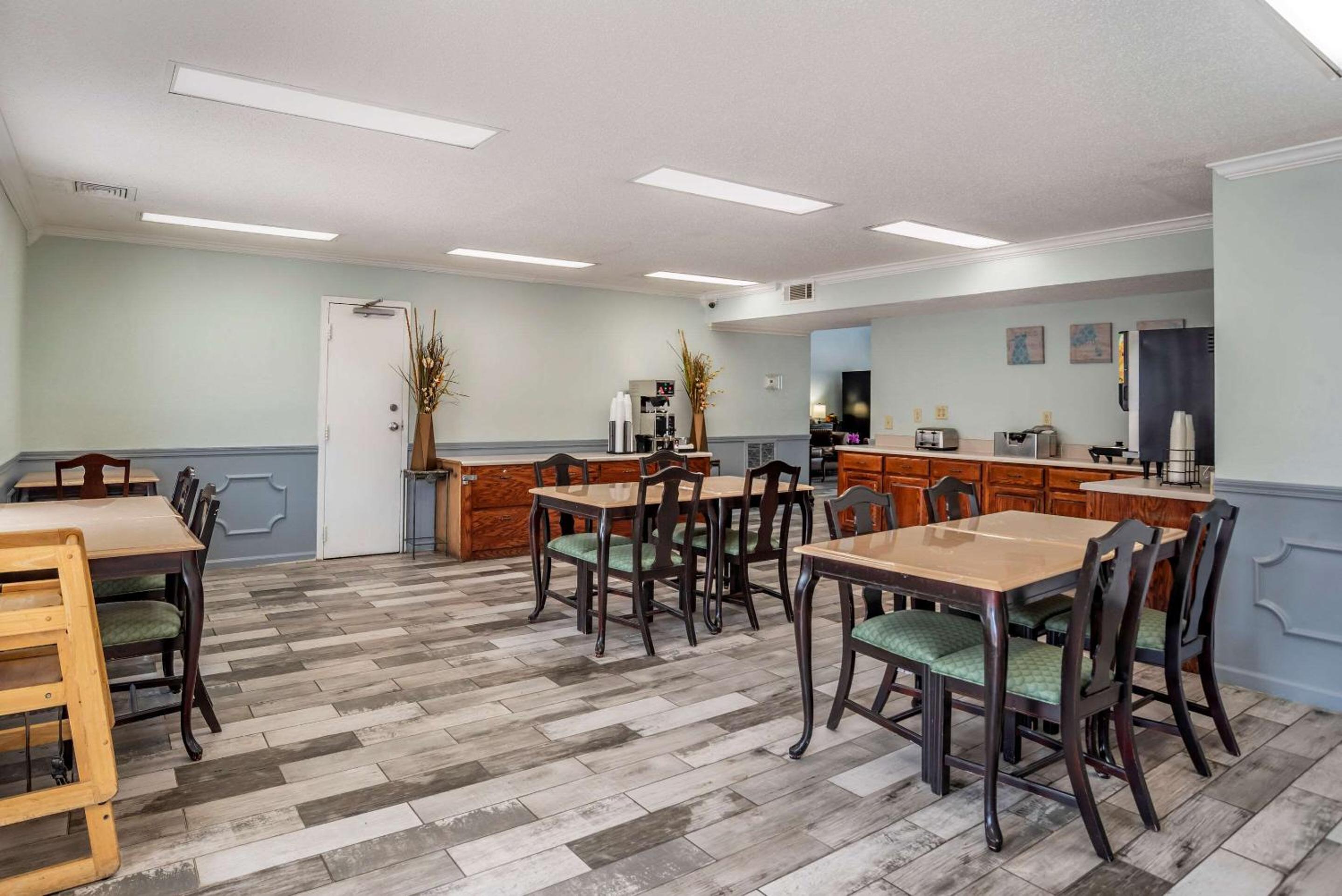 Tupelo Vacations - Econo Lodge - Property Image 9