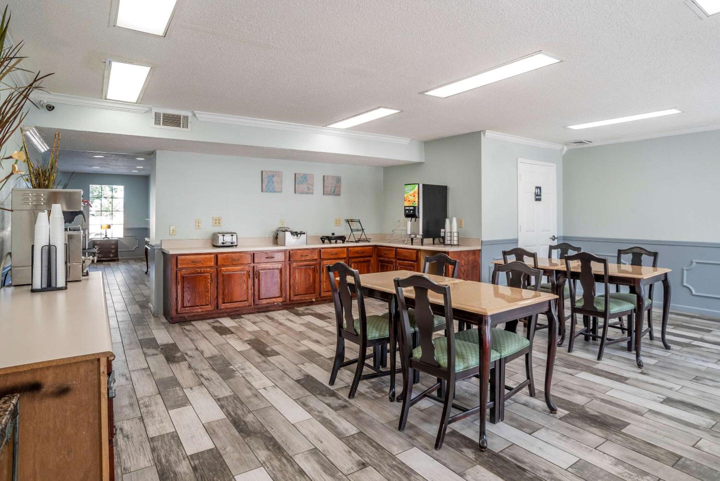 Tupelo Vacations - Econo Lodge - Property Image 1