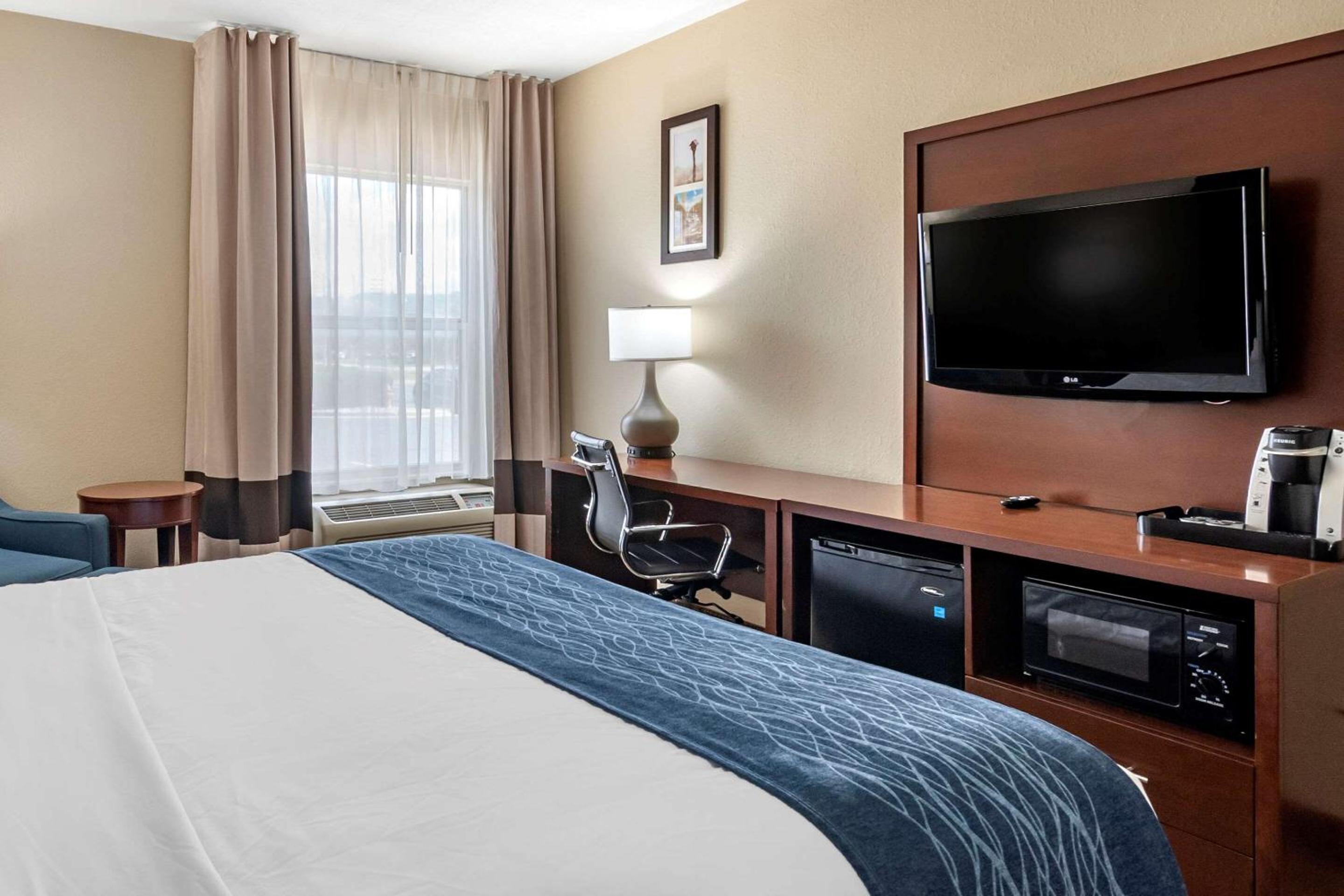 Manhattan Vacations - Comfort Inn  Suites Junction City - near Fort Riley - Property Image 4