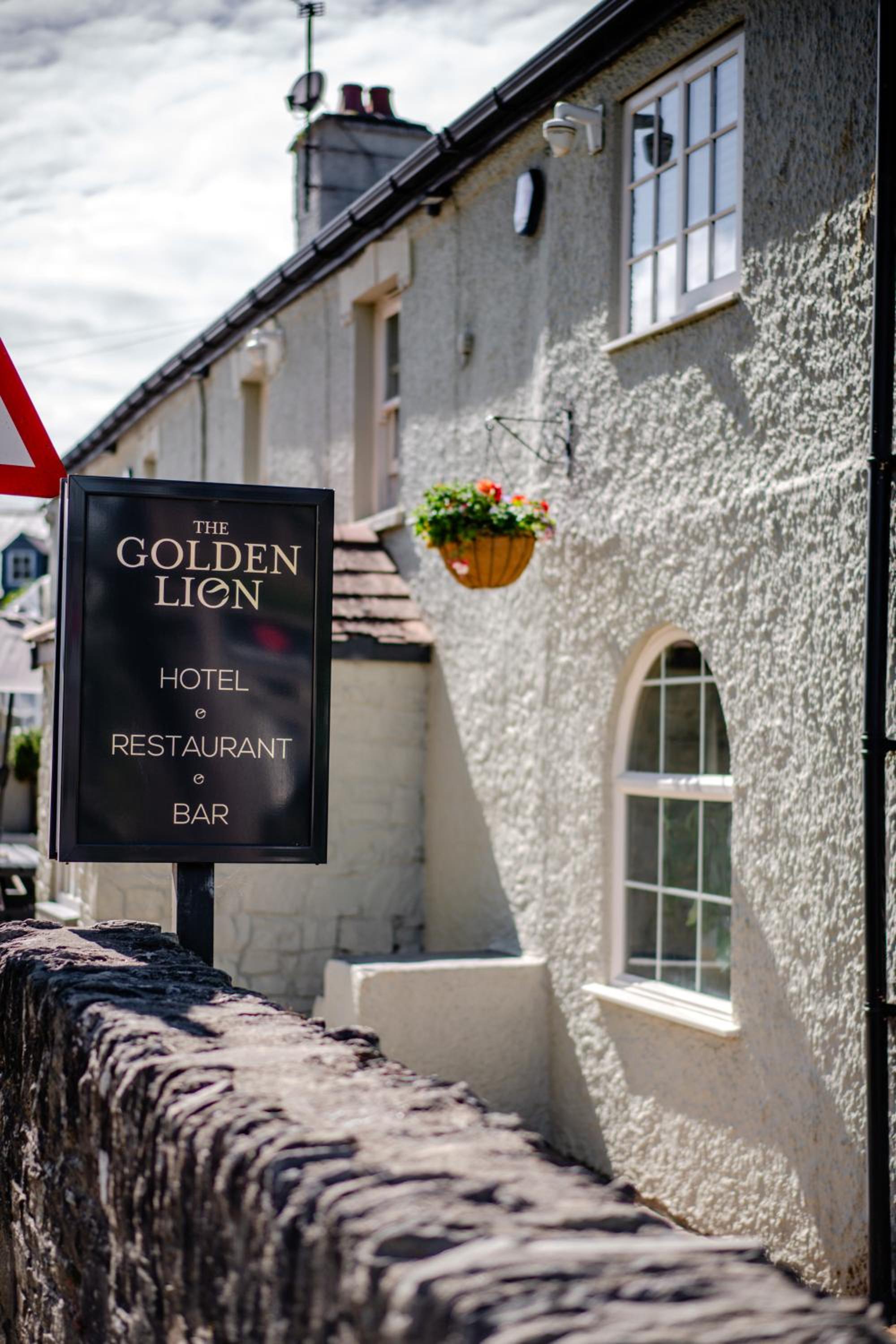 The Golden Lion, Newport, PEMBROKESHIRE view 5