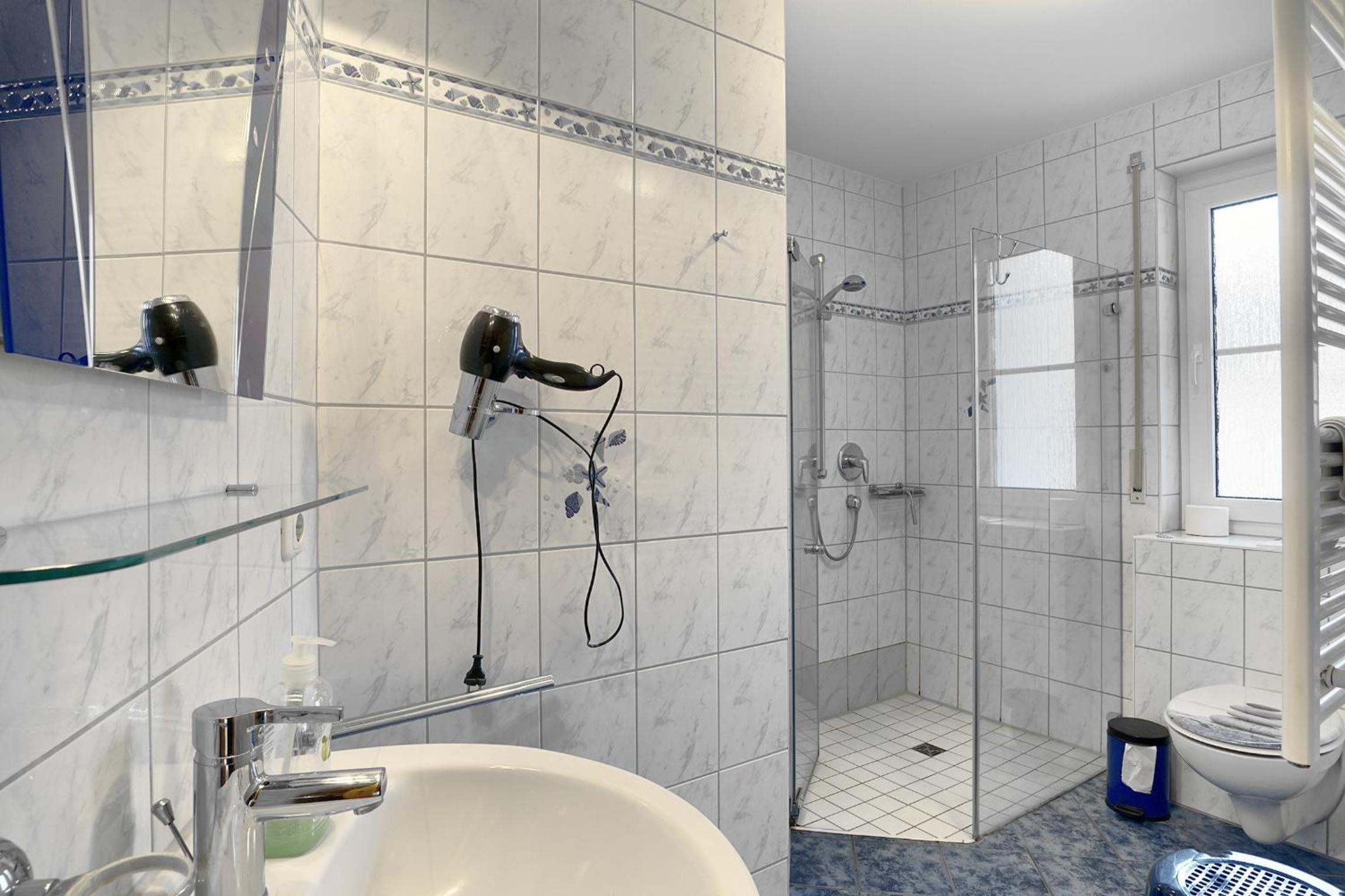 Nele, Whg 1 en Zingst — bathroom