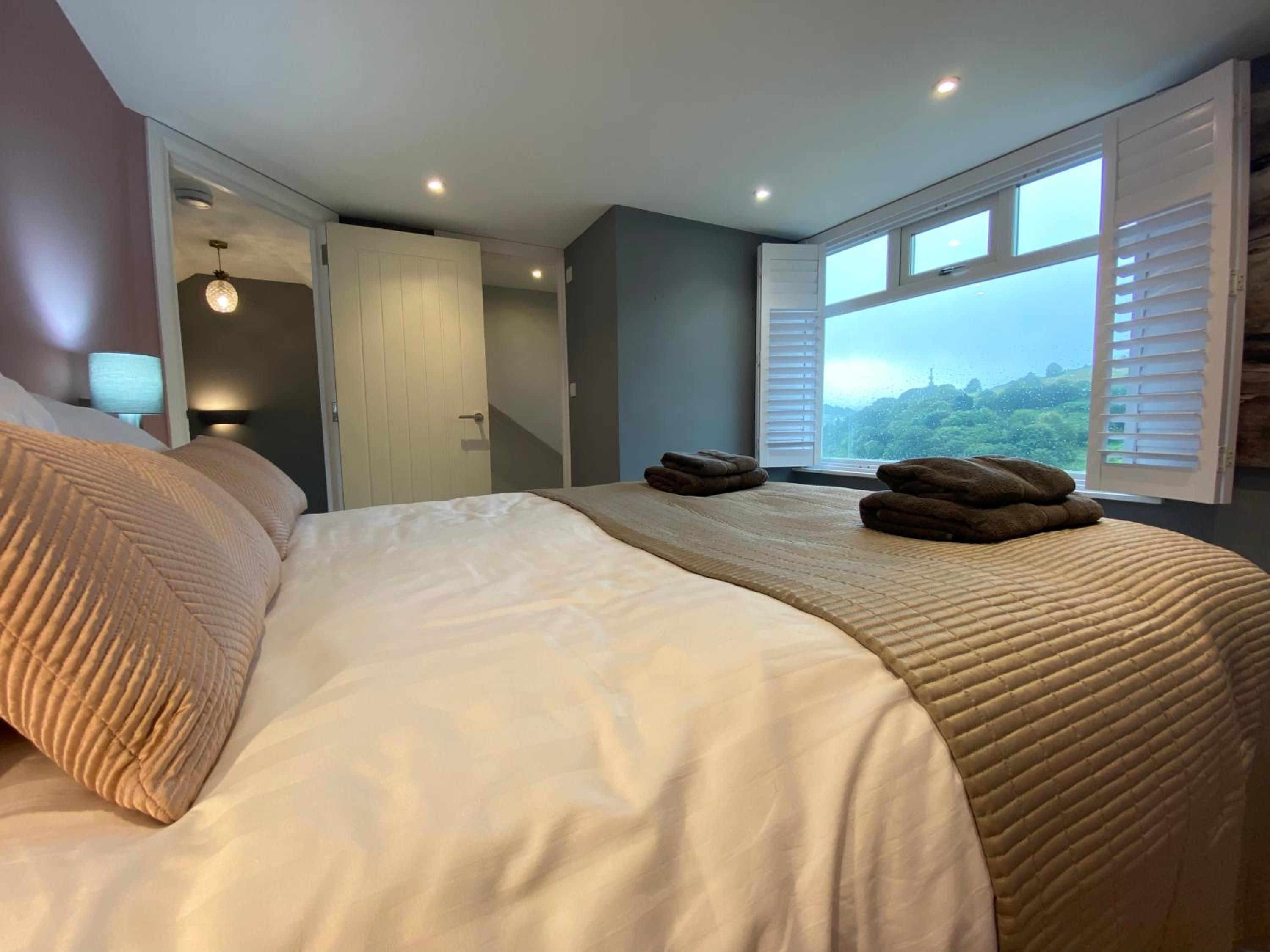 Dartmouth, 10 minute walk to Water Front, Amazing Water & Valley Views, Quiet & Relaxing, Sleeps up to 9 view 2