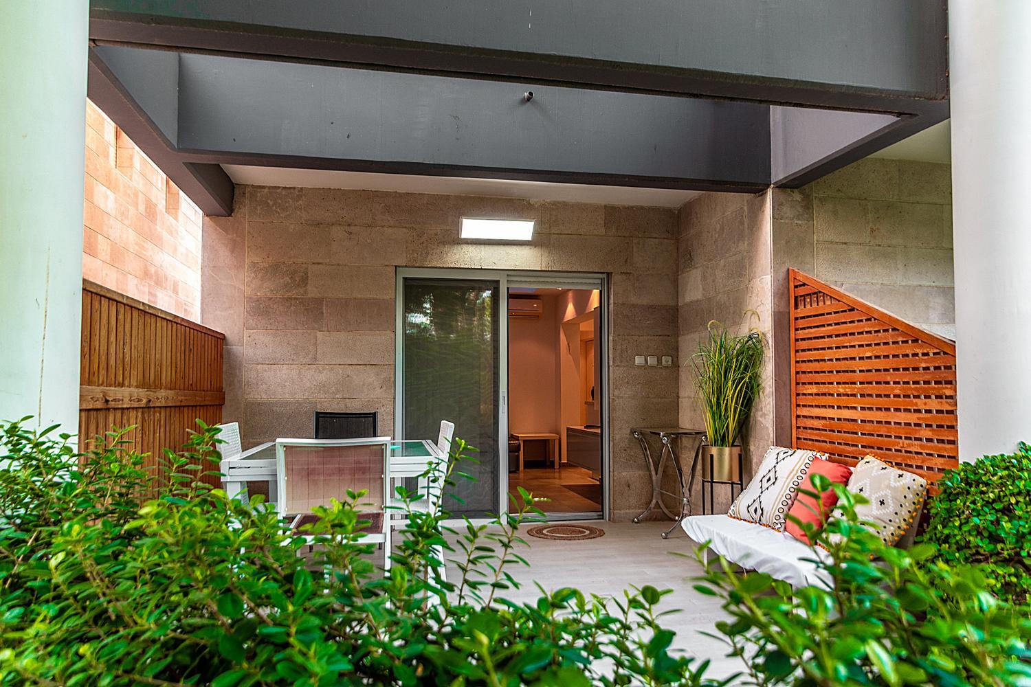 Garden Suite & Pool view 3