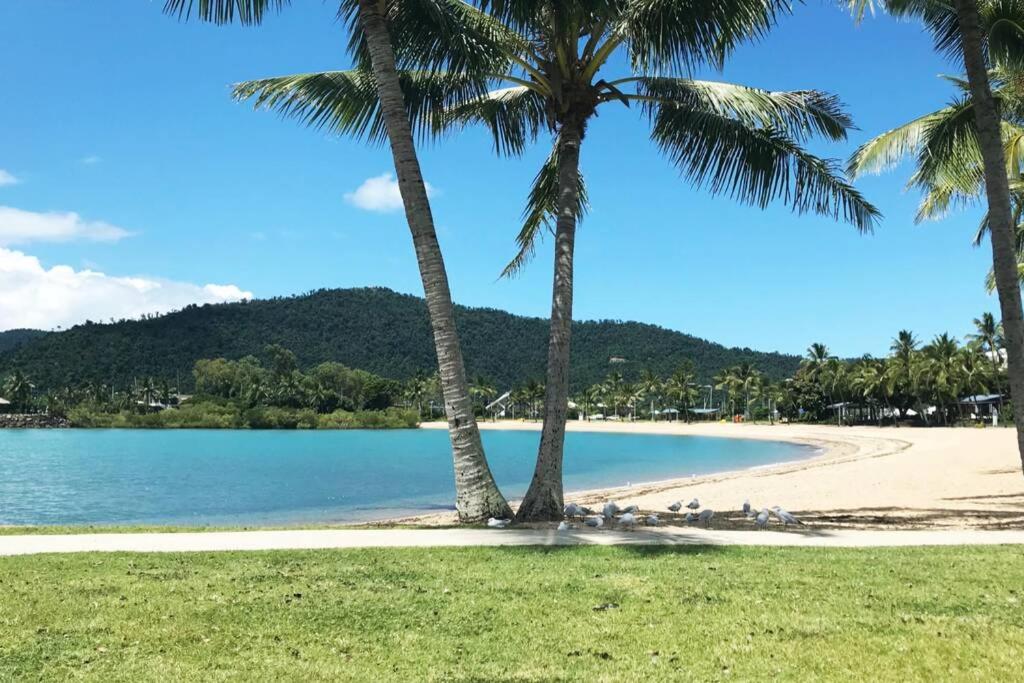 LILY LAMOND TOWNHOUSE, outdoor hammock, 5 min walk to the ocean, in Airlie Beach