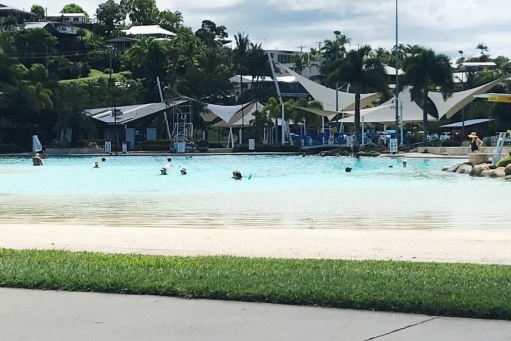 LILY LAMOND TOWNHOUSE, outdoor hammock, 5 min walk to the ocean, in Airlie Beach