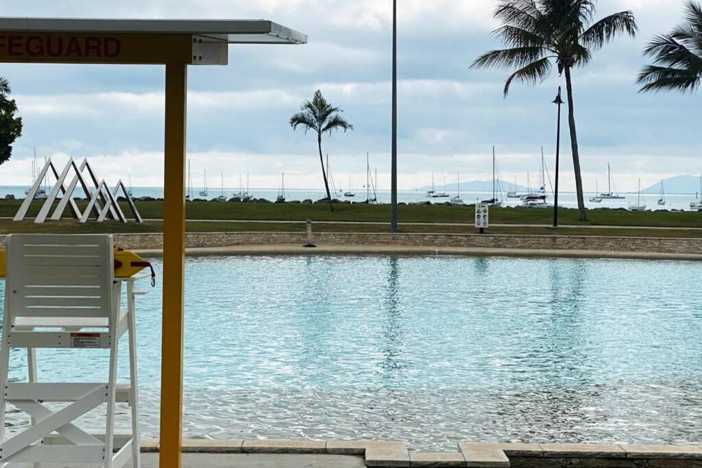LILY LAMOND TOWNHOUSE, outdoor hammock, 5 min walk to the ocean, in Airlie Beach