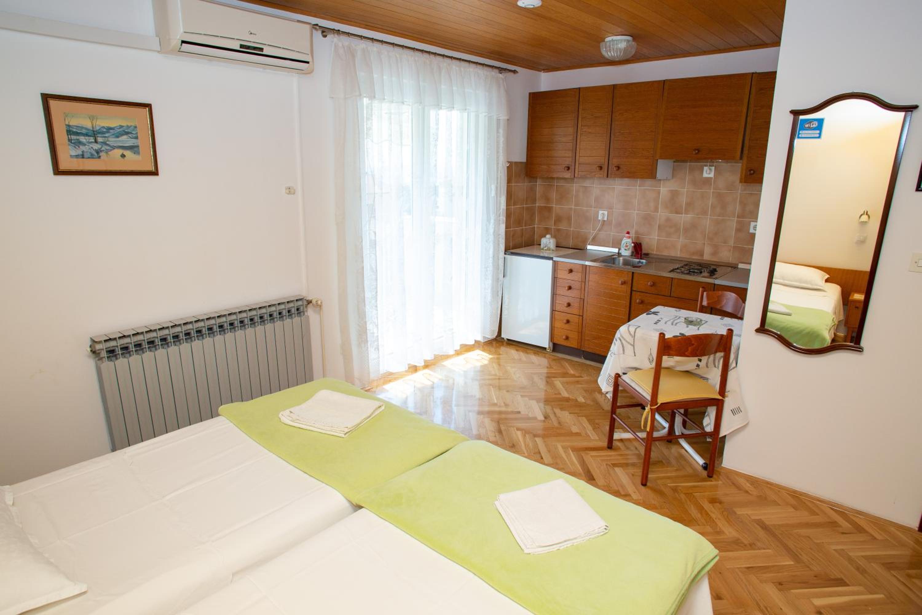 Apartments & Rooms Peranic