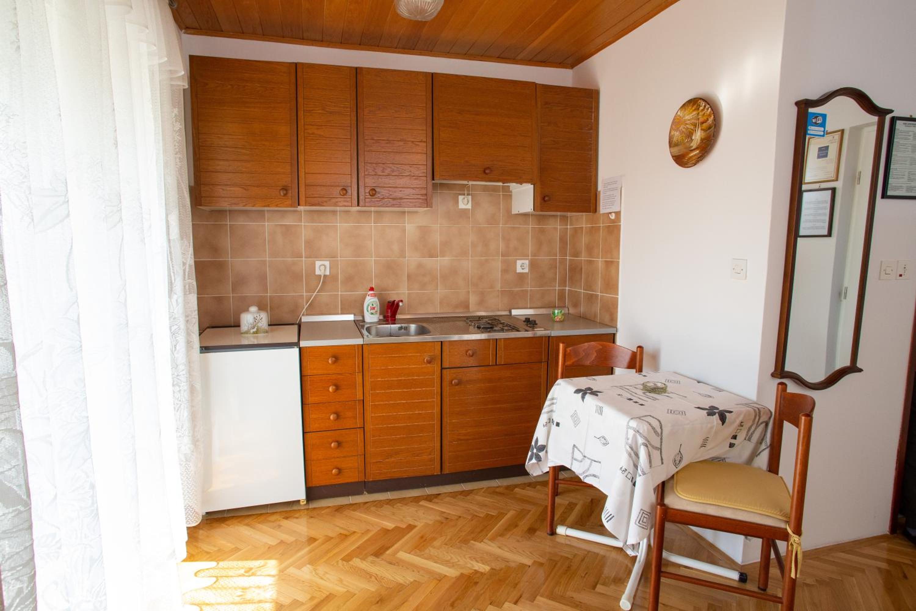 Apartments & Rooms Peranic