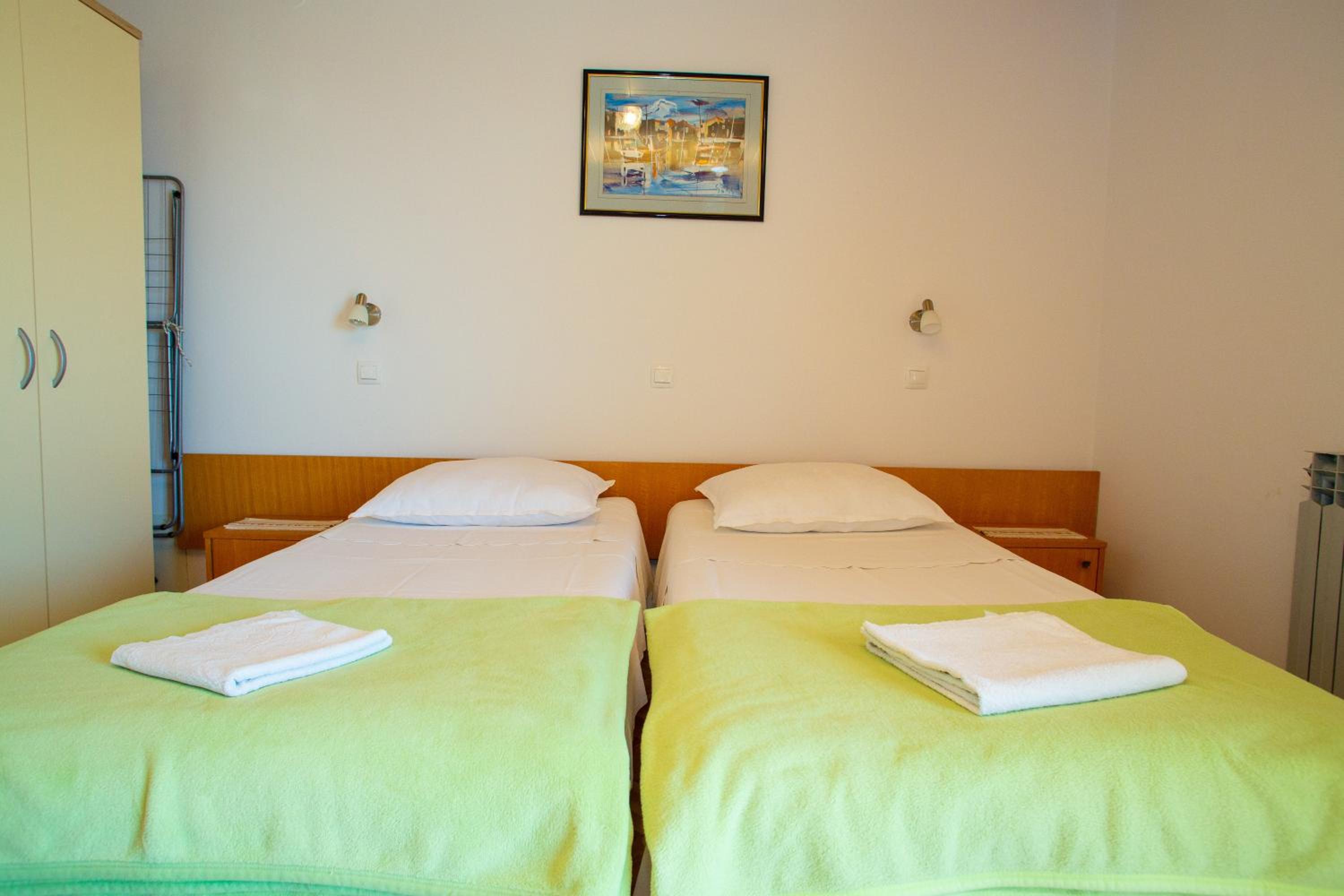 Apartments & Rooms Peranic