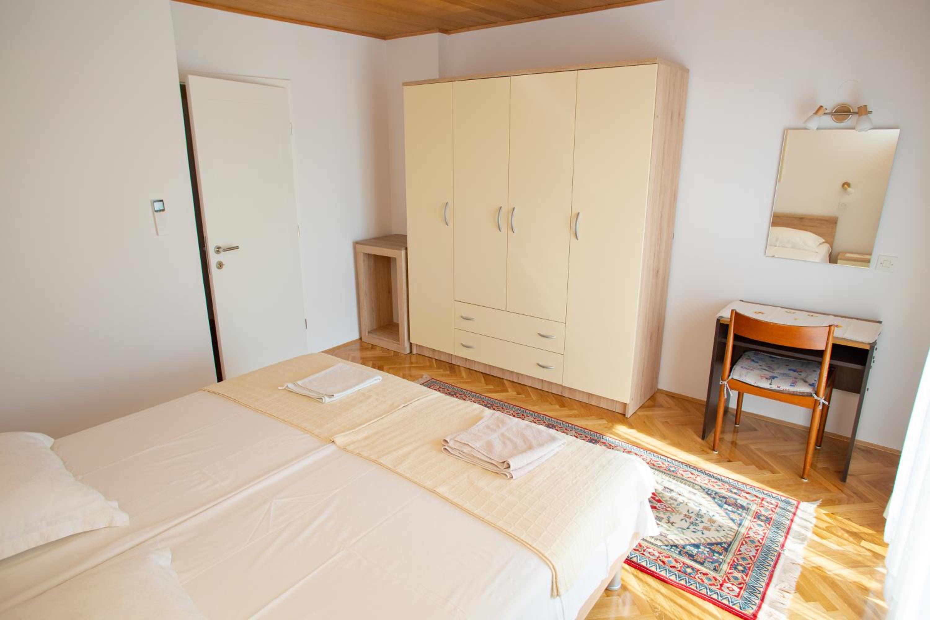 Apartments & Rooms Peranic