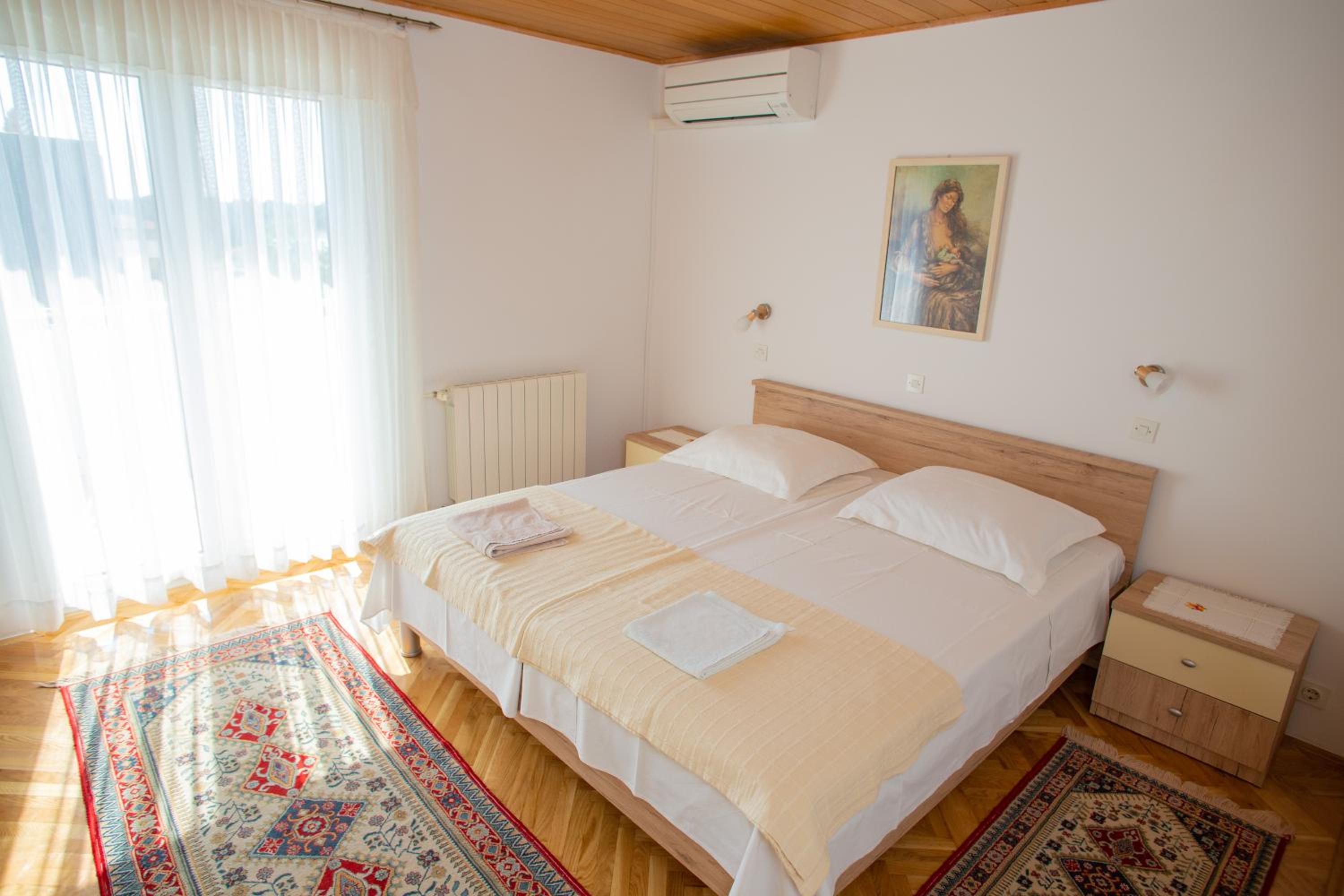 Apartments & Rooms Peranic