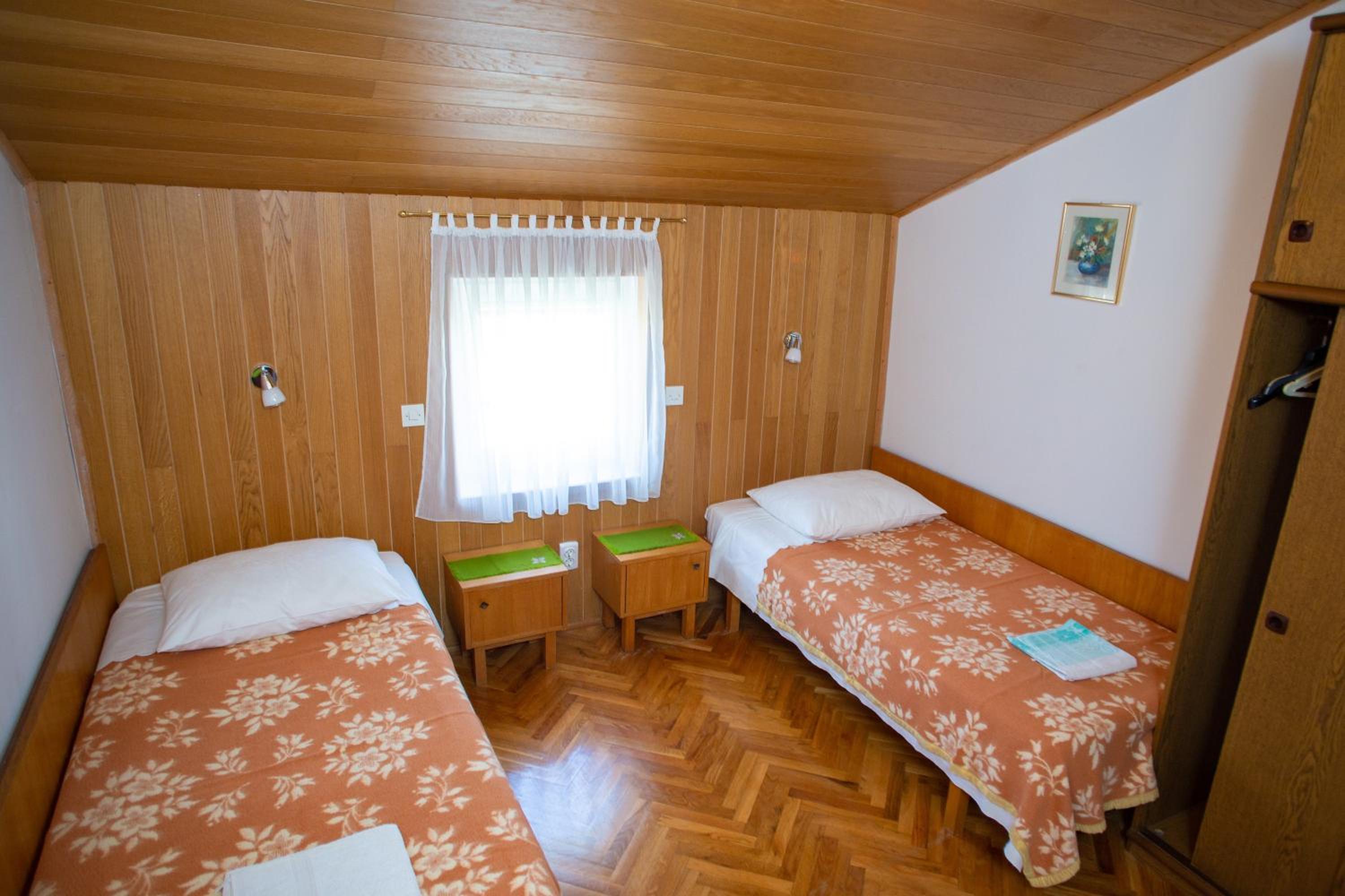 Apartments & Rooms Peranic