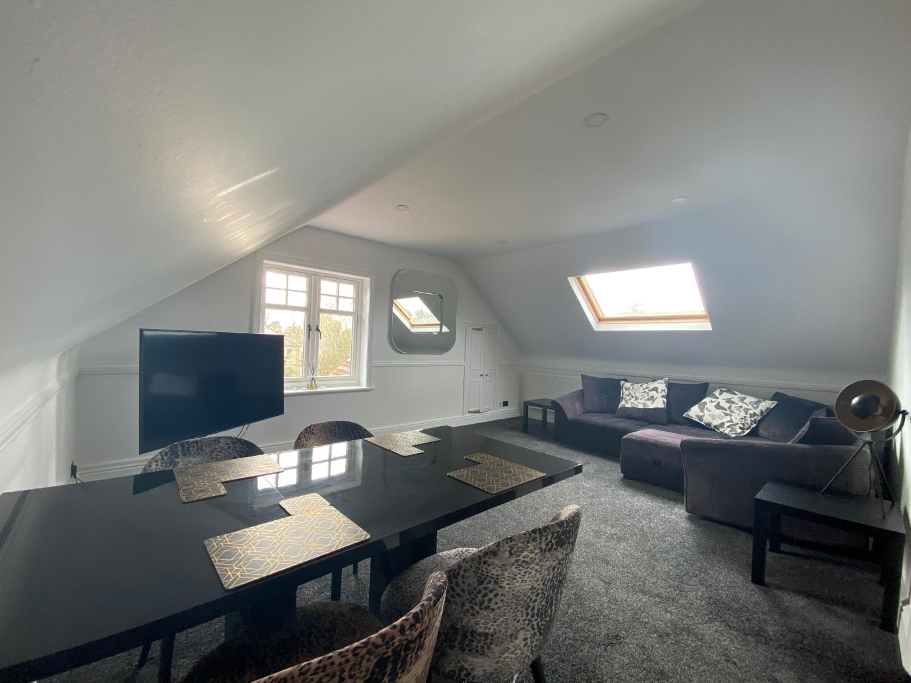 Pristine 2 bedroom apartment with off street parking view 4