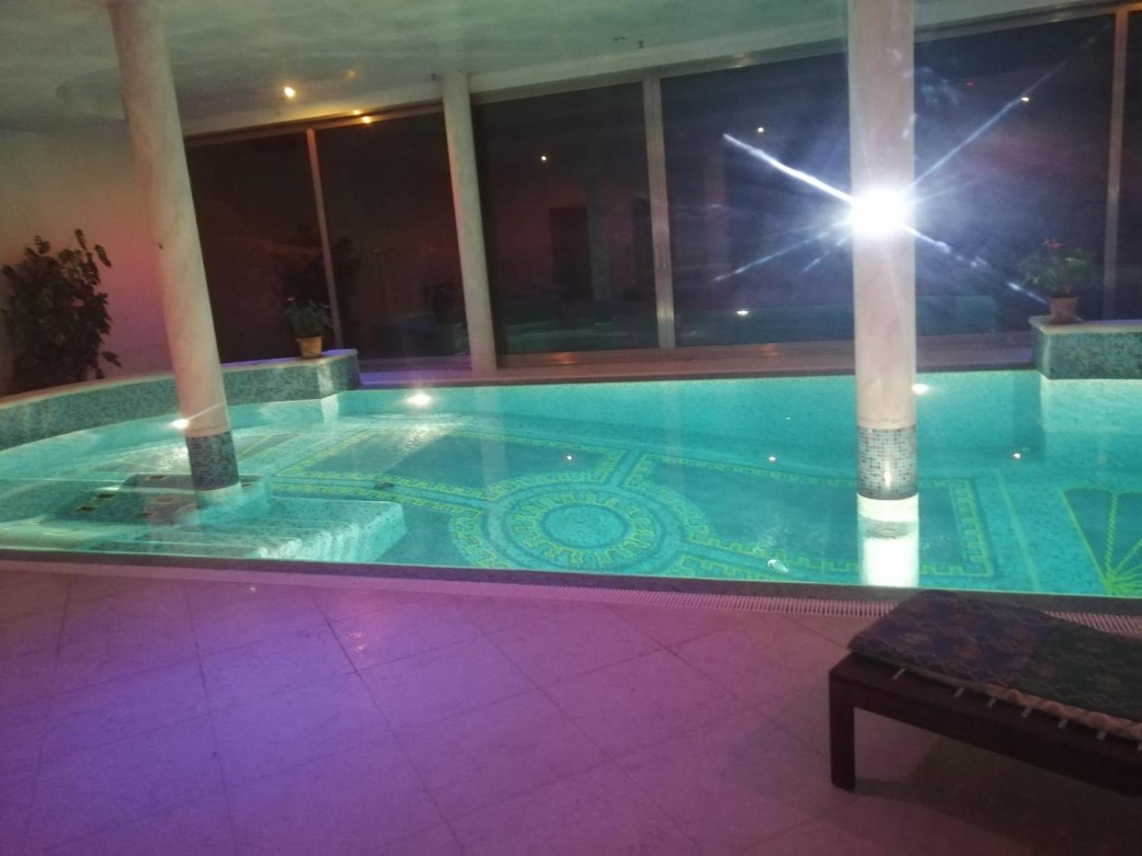 camera king size in villa con piscina termale