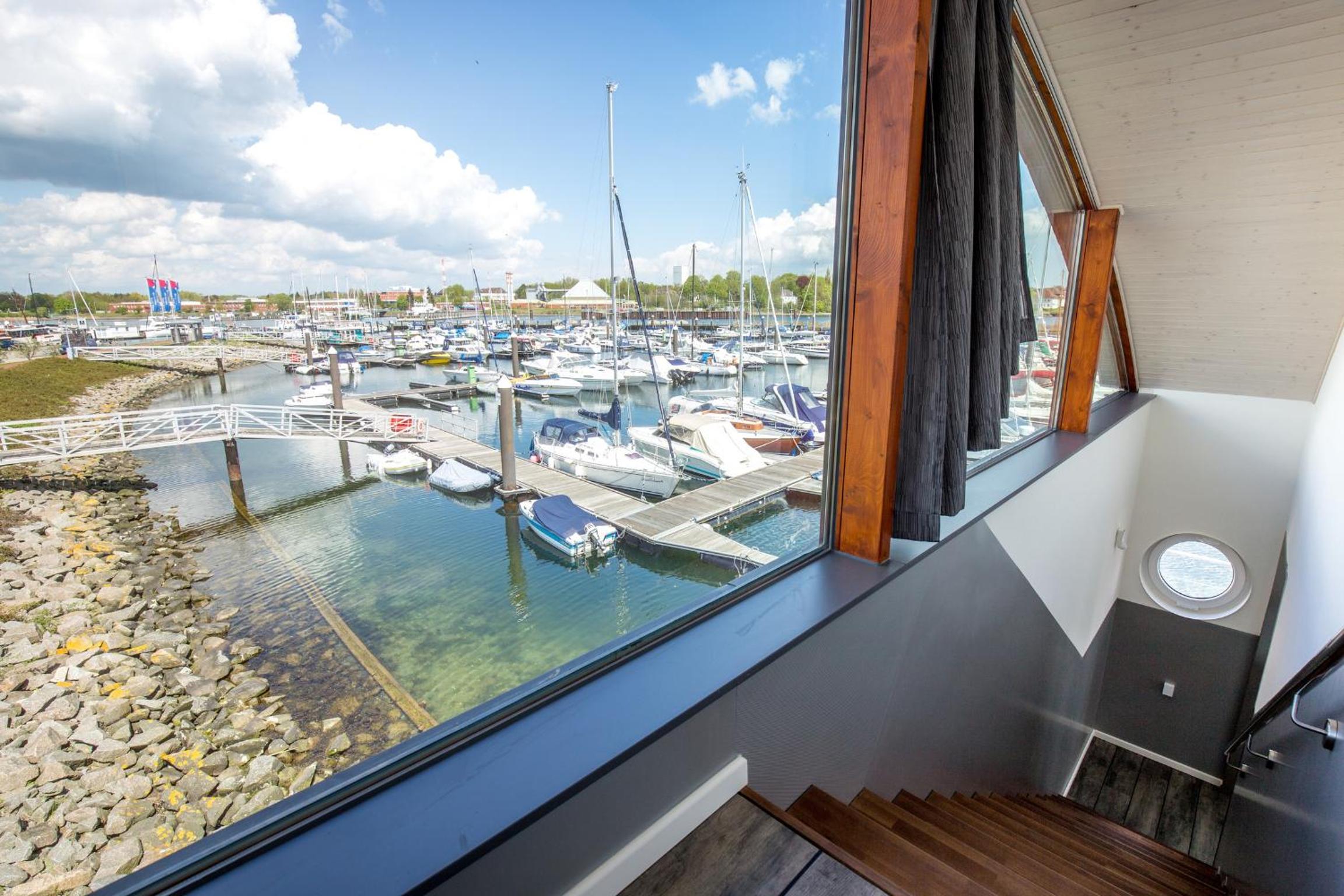 KYST 5410 Floating Home 1