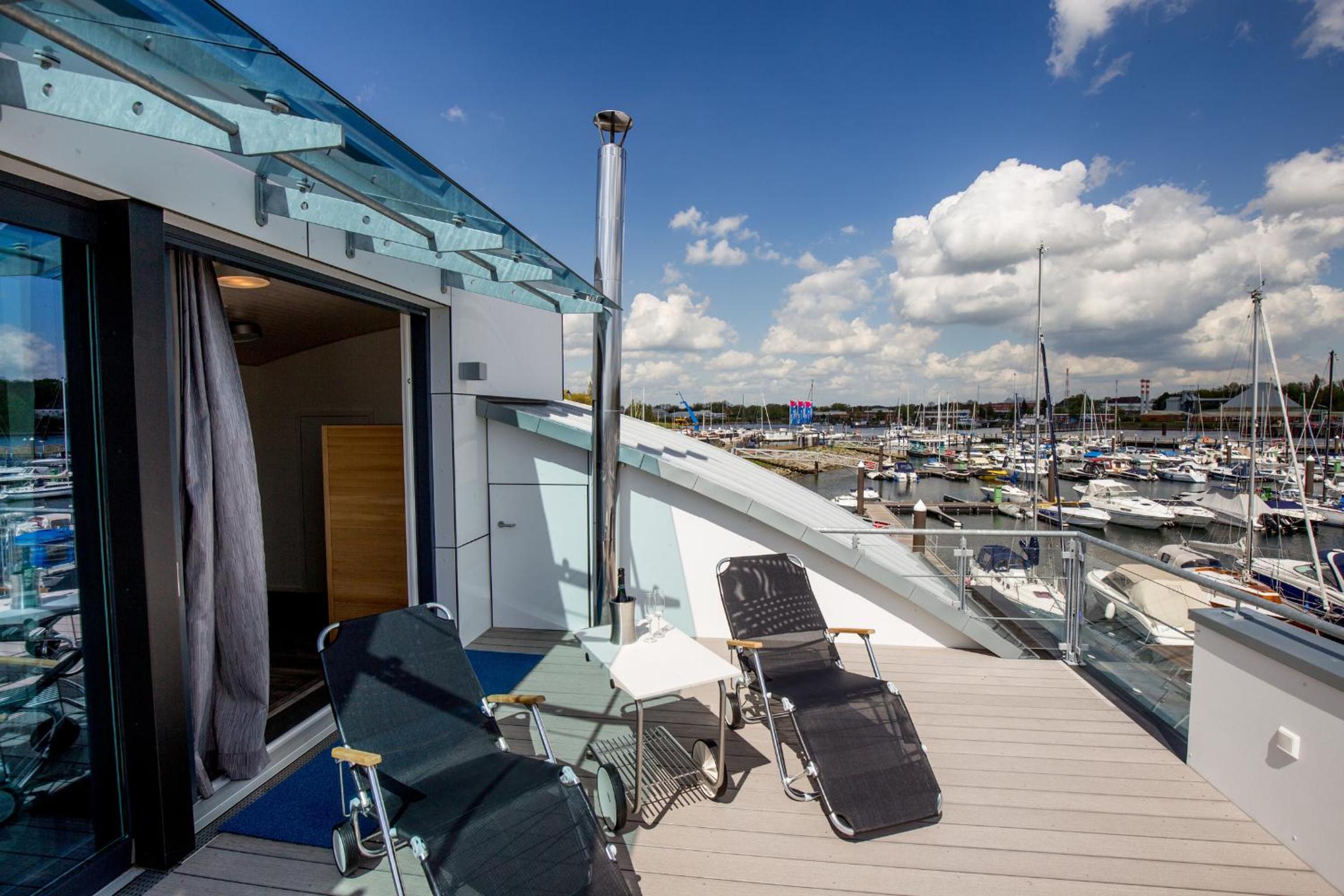 KYST 5410 Floating Home 1