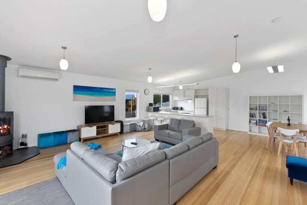 Charlie’s Beach House 1Block to Beach Pet Friendly