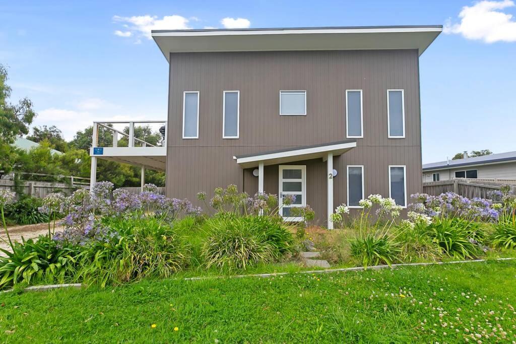 Charlie’s Beach House 1Block to Beach Pet Friendly