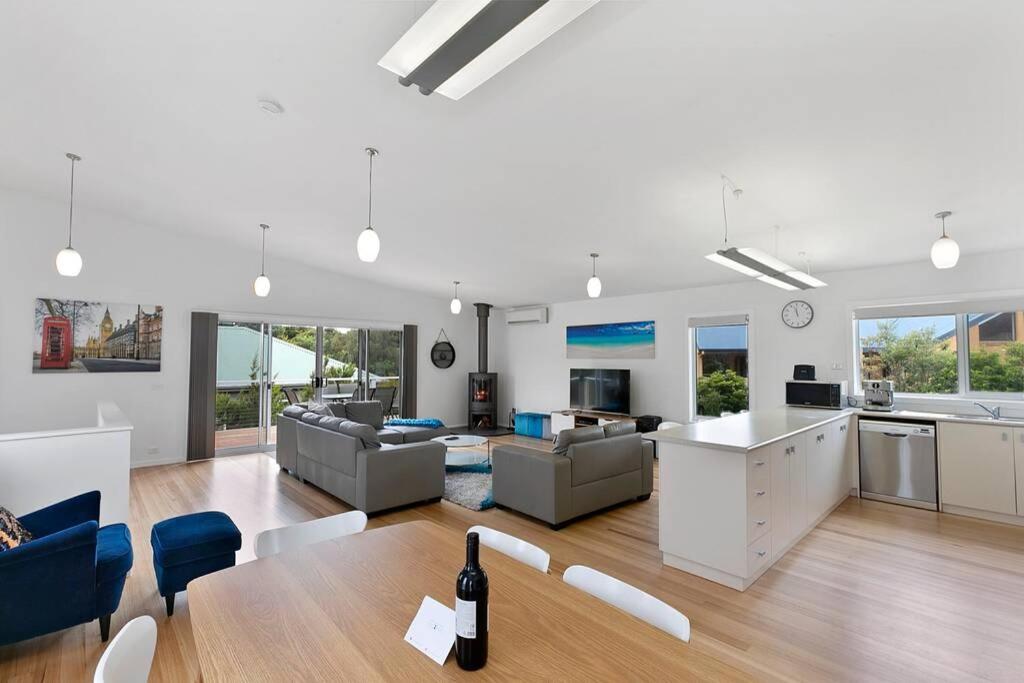 Charlie’s Beach House 1Block to Beach Pet Friendly