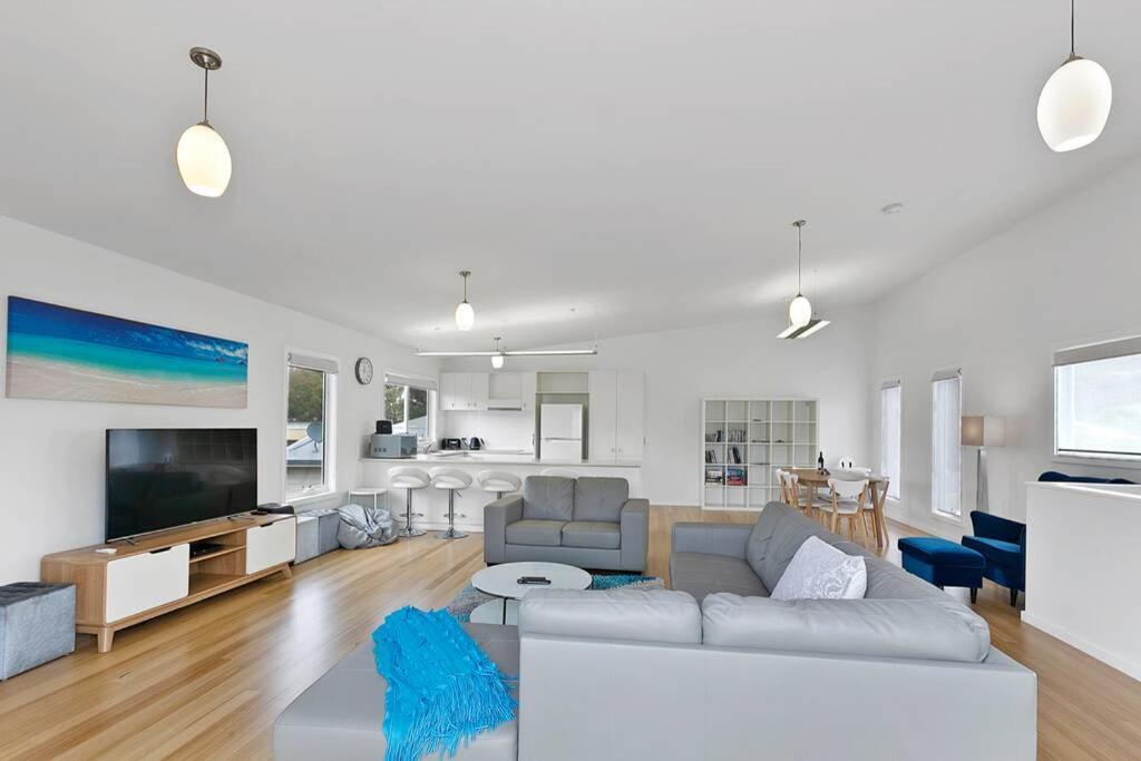 Charlie’s Beach House 1Block to Beach Pet Friendly