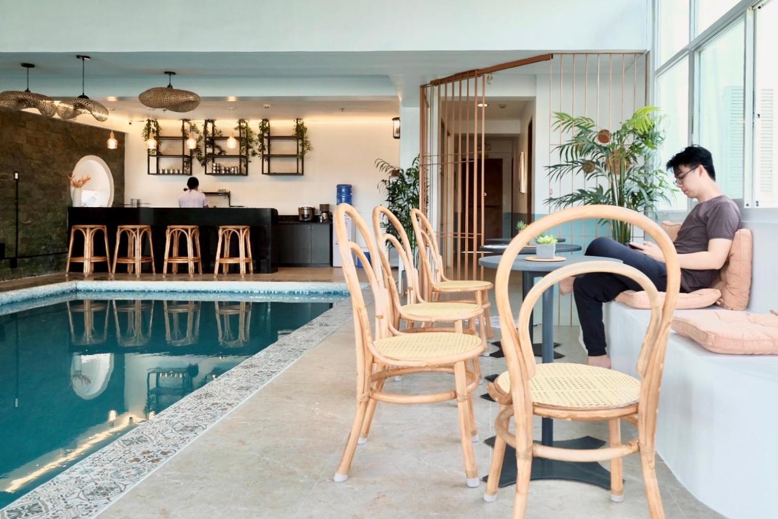 Beds & Friends Hostel Mactan with Pool and Bar view 5