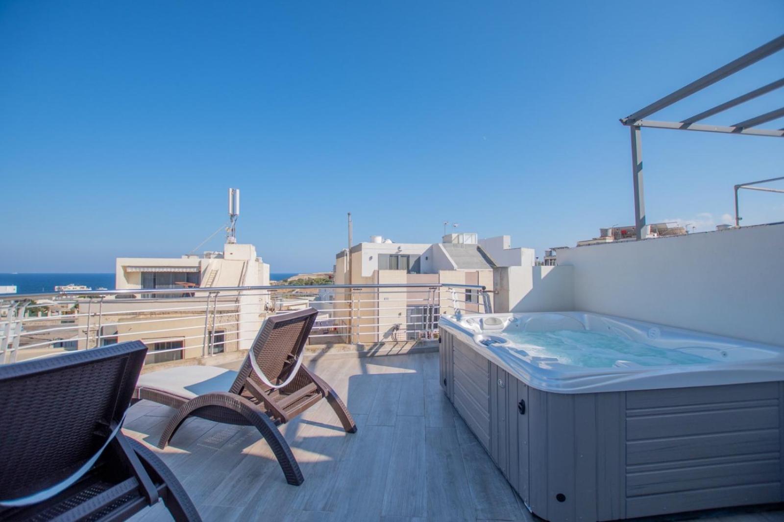 KERNICE Penthouse with Sea and Country Views of Xghajra view 3