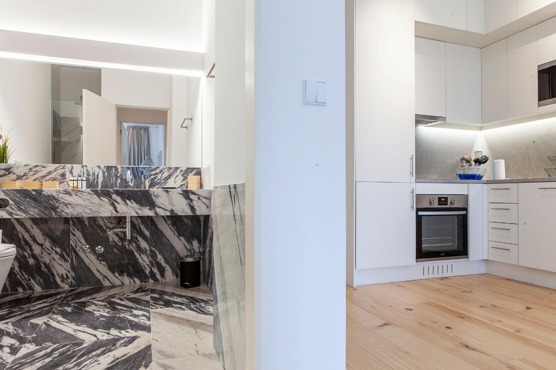 Modern One Bedroom Flat with Kitchen by LovelyStay view 2