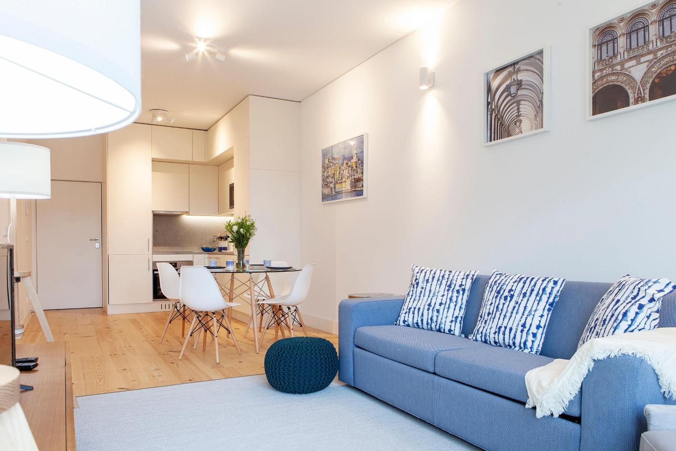 Modern One Bedroom Flat with Kitchen by LovelyStay view 5