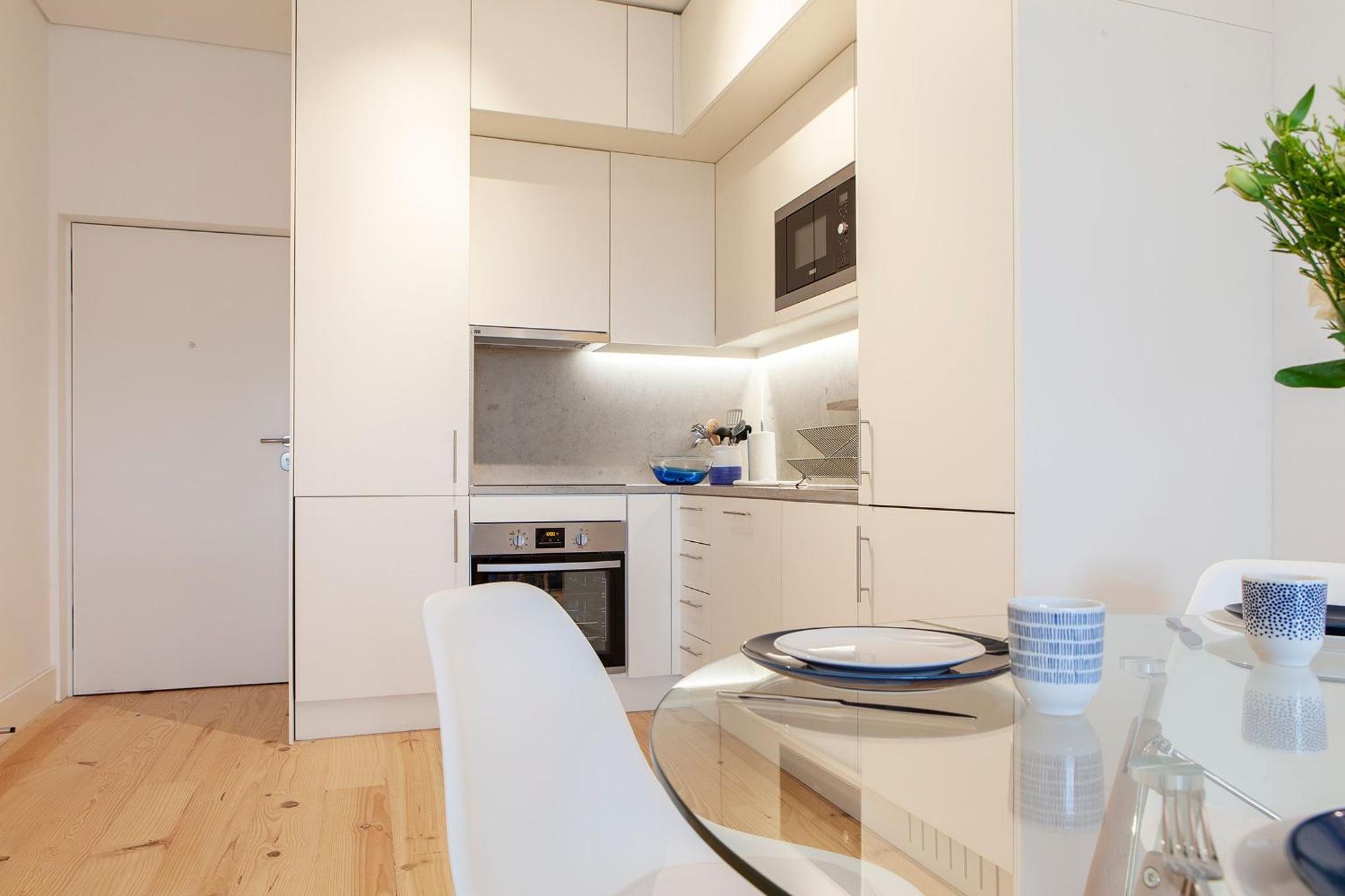 Modern One Bedroom Flat with Kitchen by LovelyStay view 4