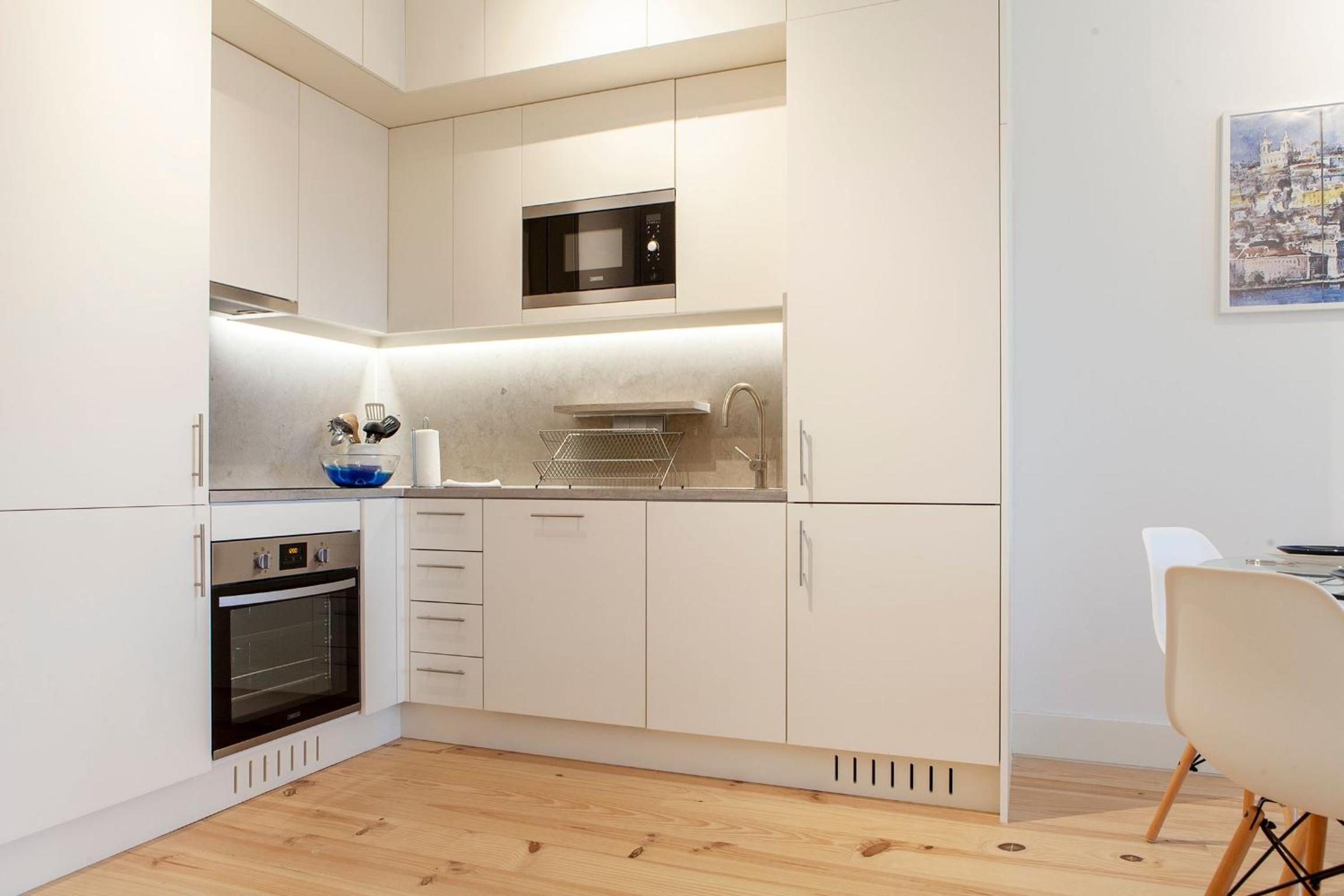 Modern One Bedroom Flat with Kitchen by LovelyStay view 3