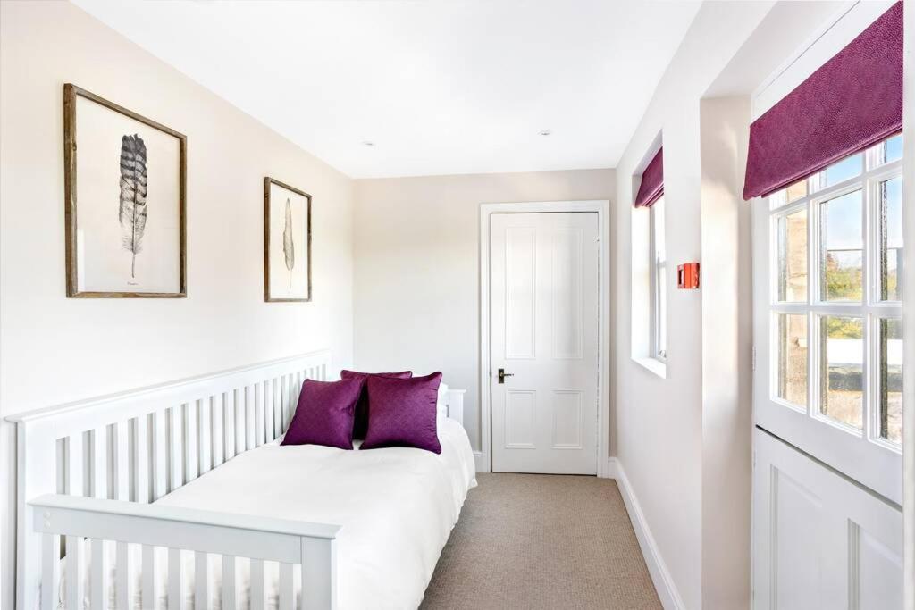 Central Harrogate townhouse apartment with parking view 4