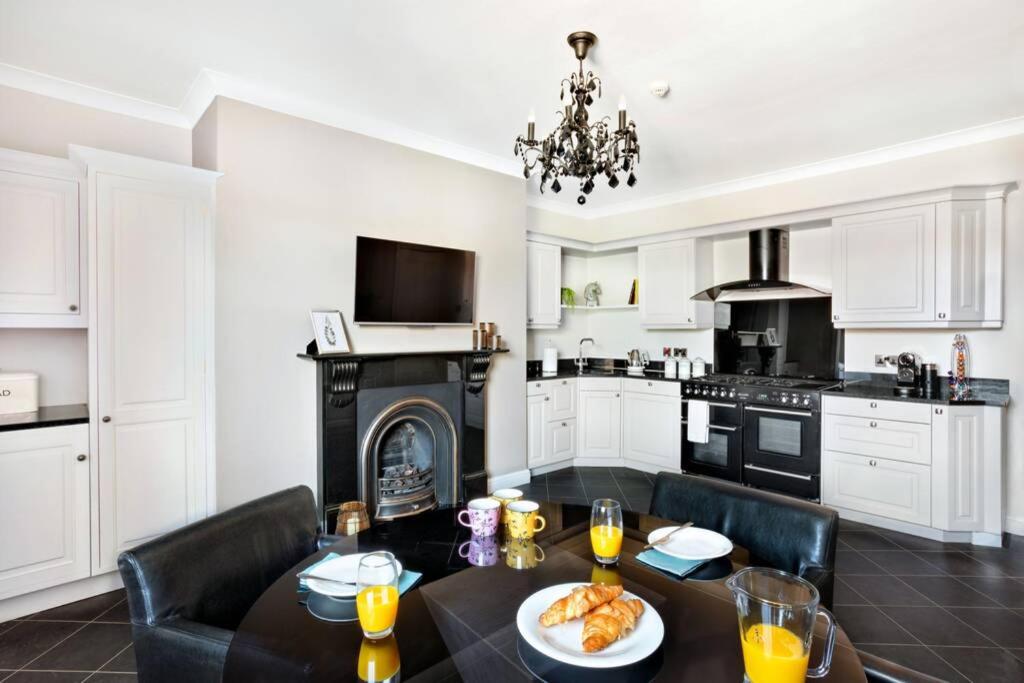 Central Harrogate townhouse apartment with parking view 5