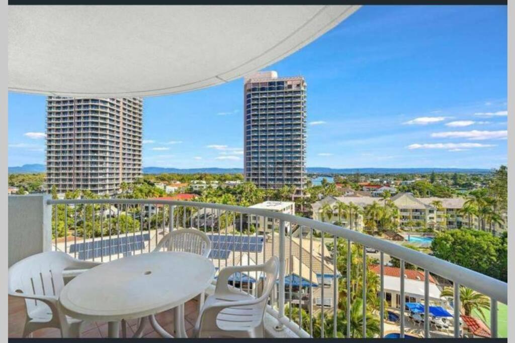 Surfers/Broadbeach Pool View. Free Parking & WIFI view 2