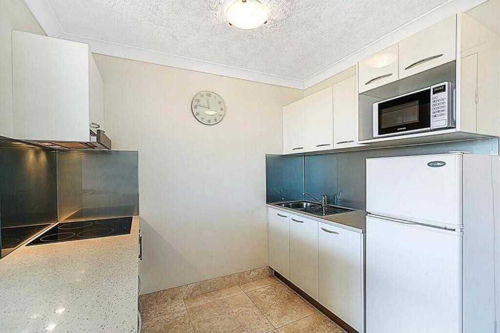 Surfers/Broadbeach Pool View. Free Parking & WIFI view 5