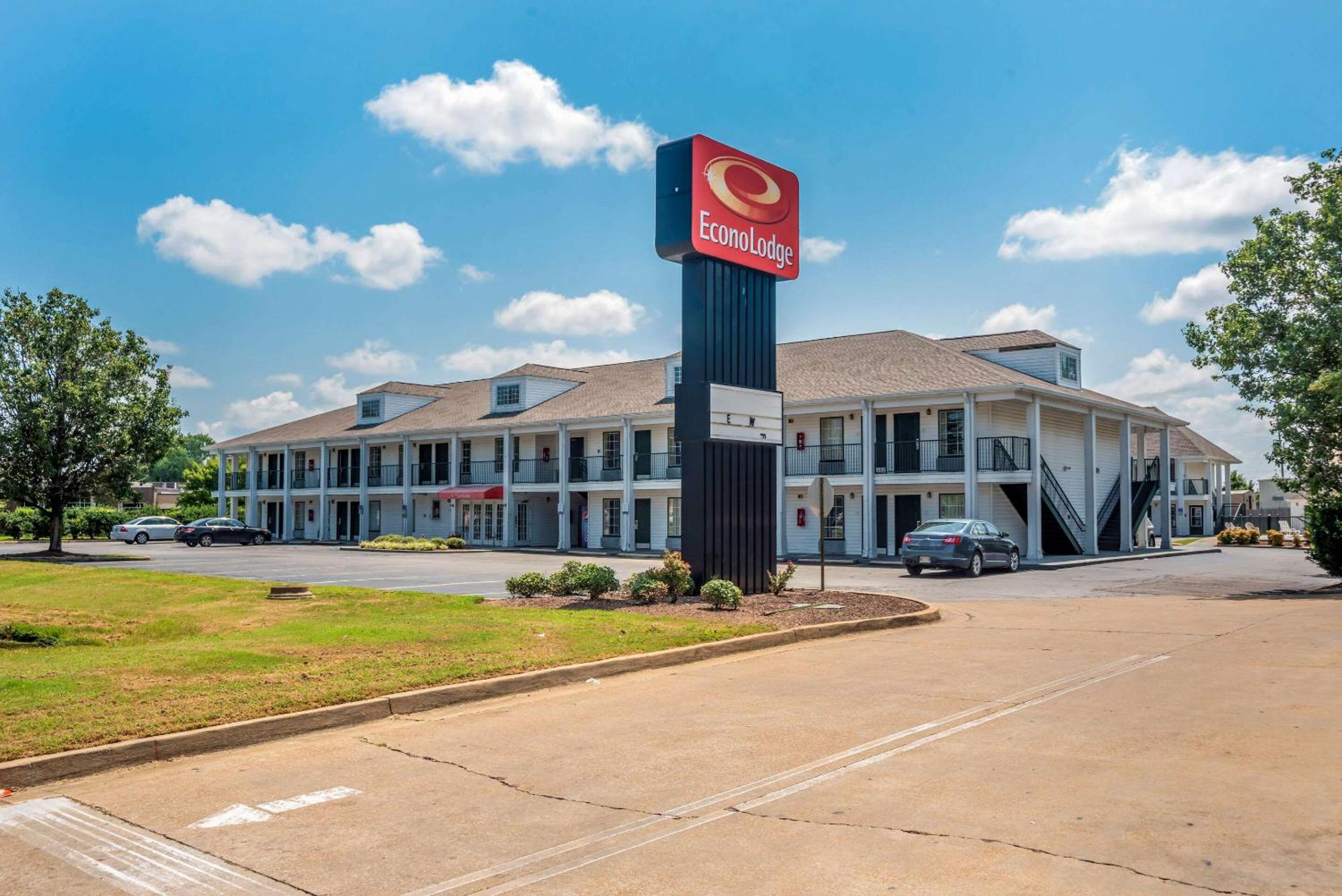 Tupelo Vacations - Econo Lodge - Property Image 1