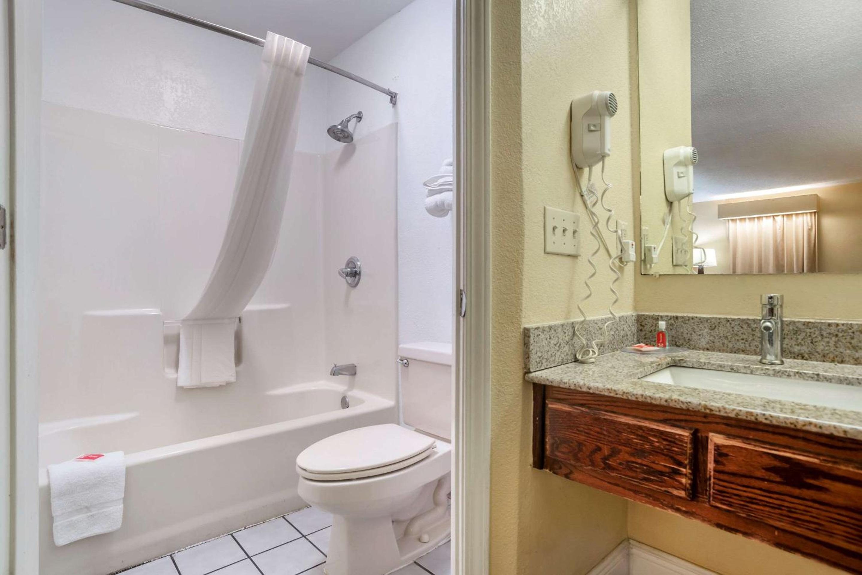 Tupelo Vacations - Econo Lodge - Property Image 2