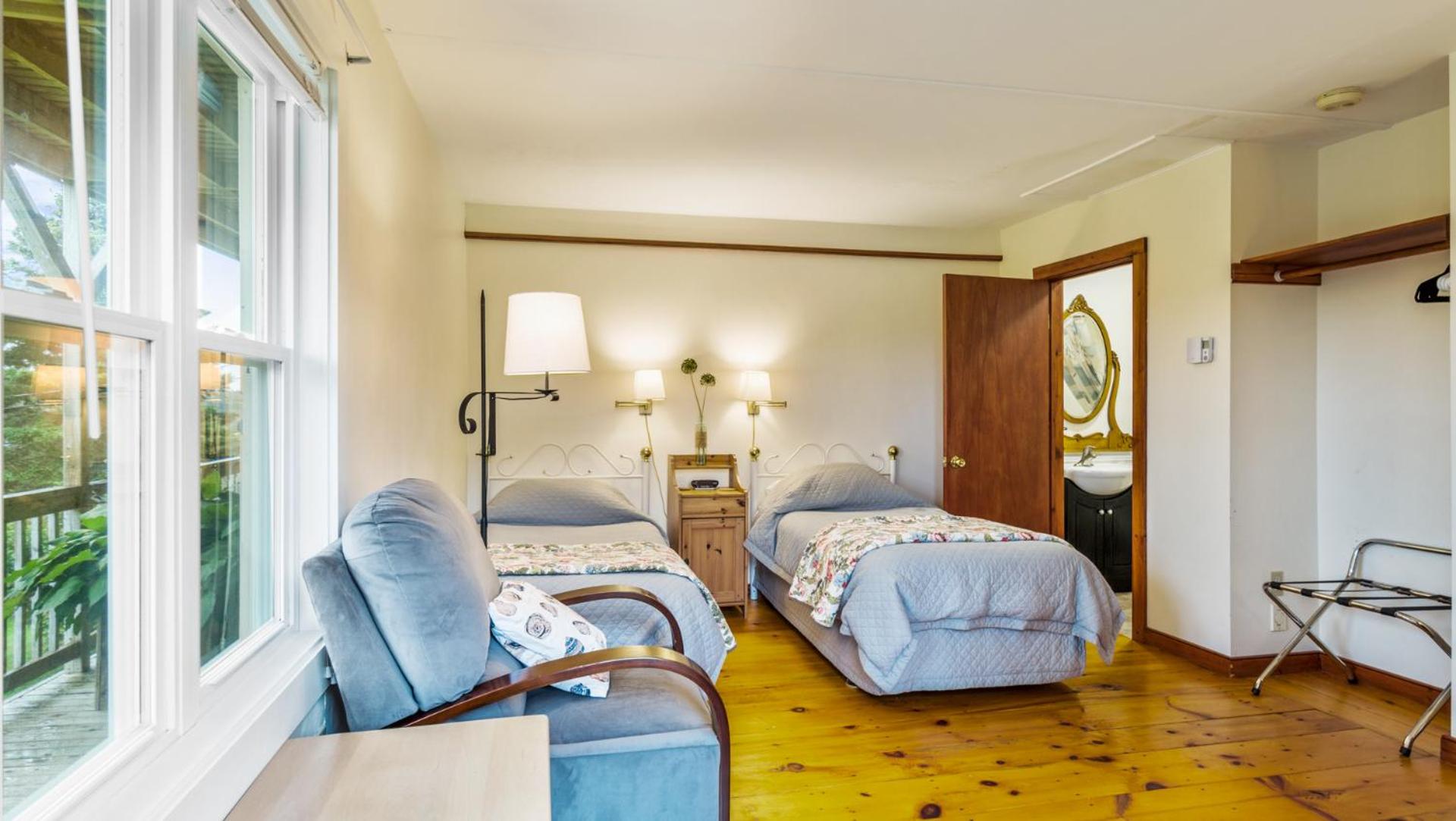 Bayview Pines Country Inn B&B