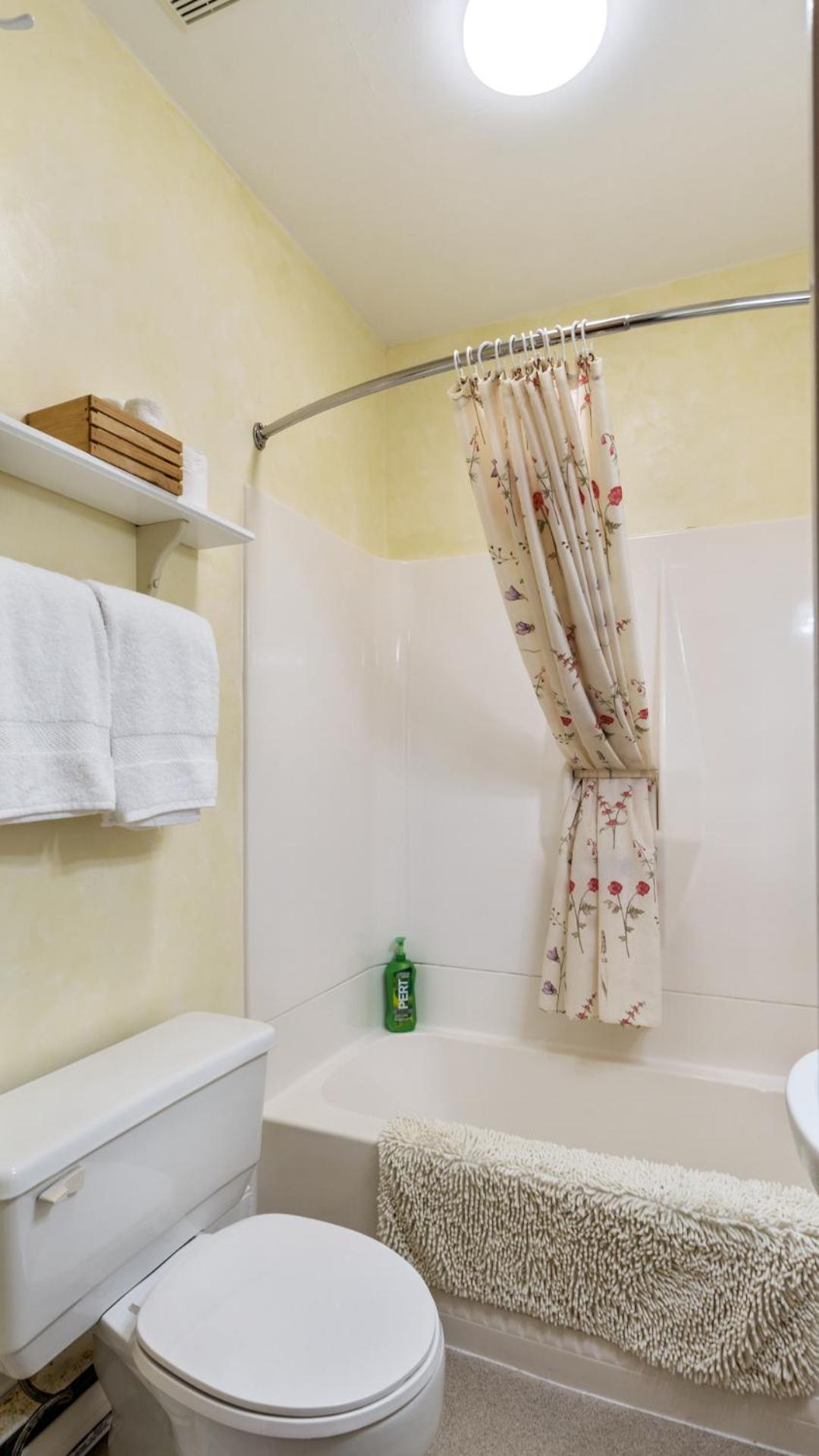 Bayview Pines Country Inn B&B