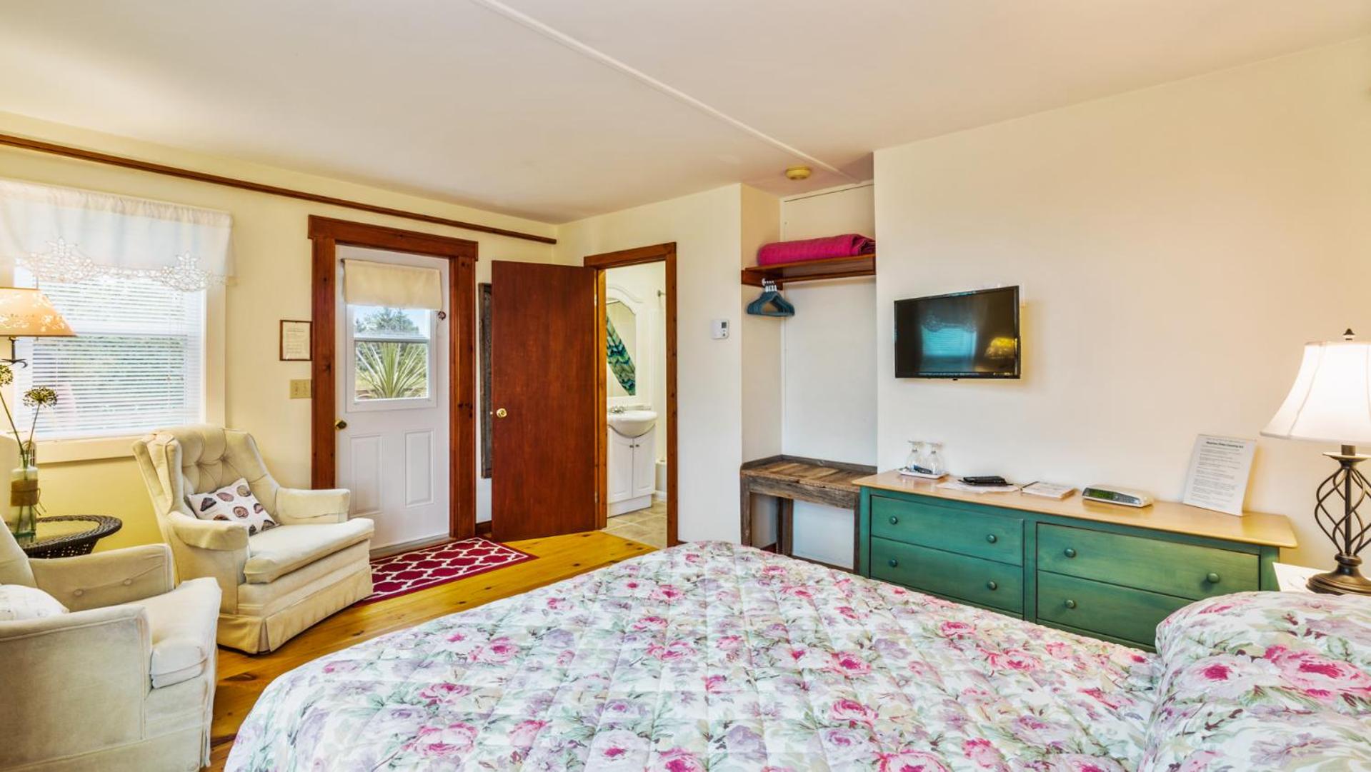 Bayview Pines Country Inn B&B
