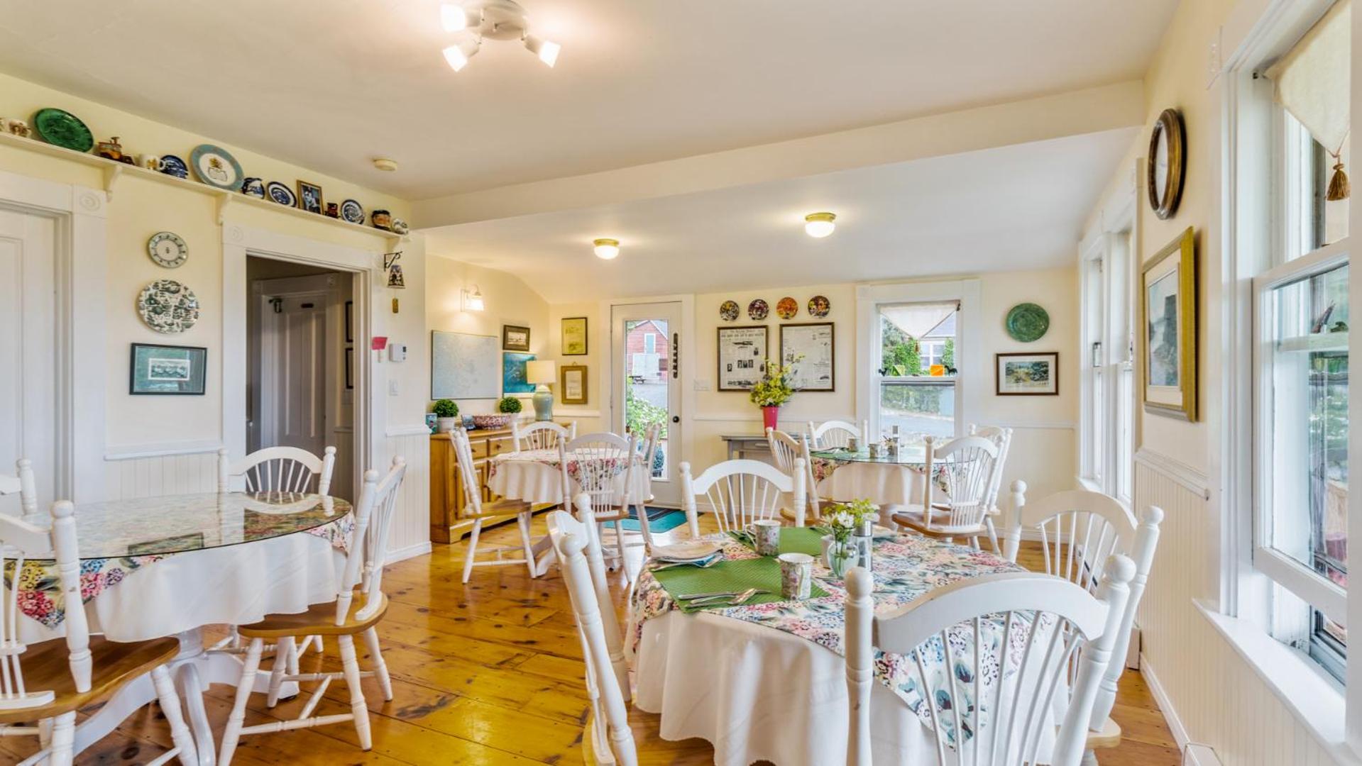Bayview Pines Country Inn B&B