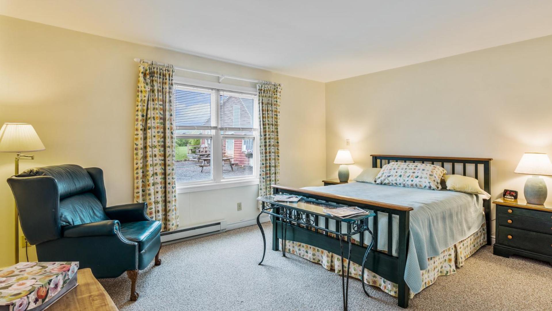Bayview Pines Country Inn B&B
