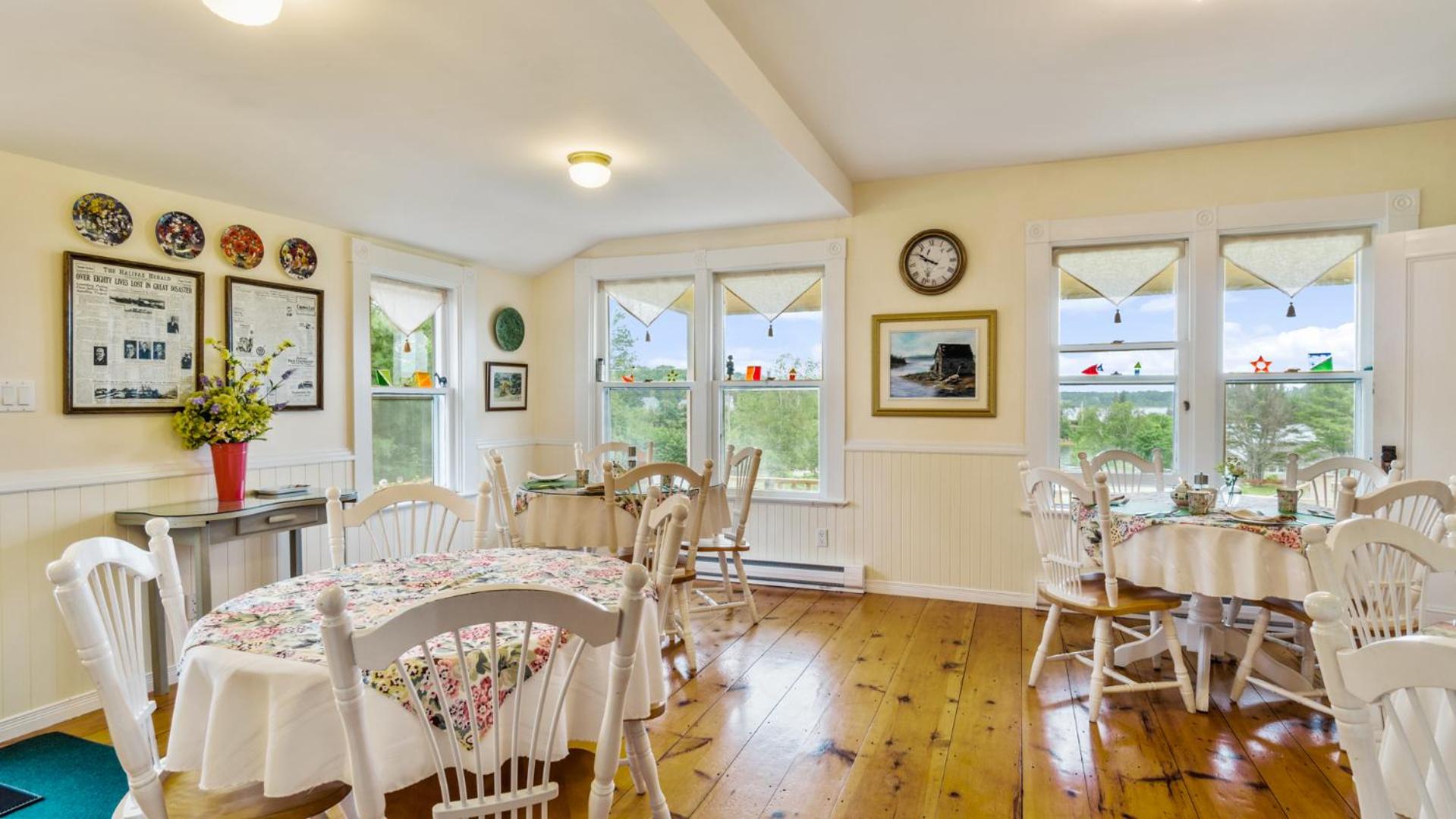 Bayview Pines Country Inn B&B