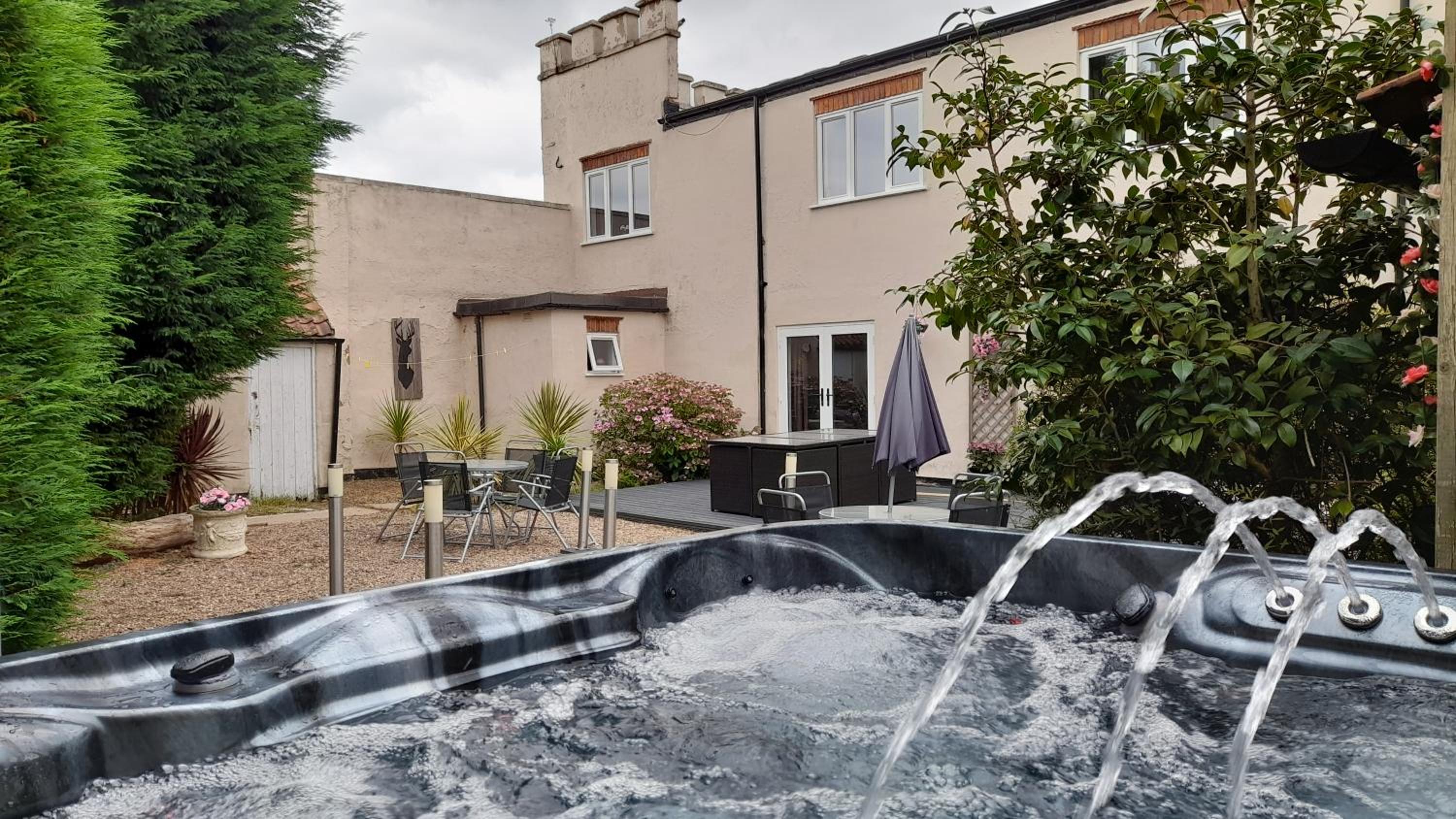 The East Wing at Rufford Park Lodge, Hot Tub Retreat view 3
