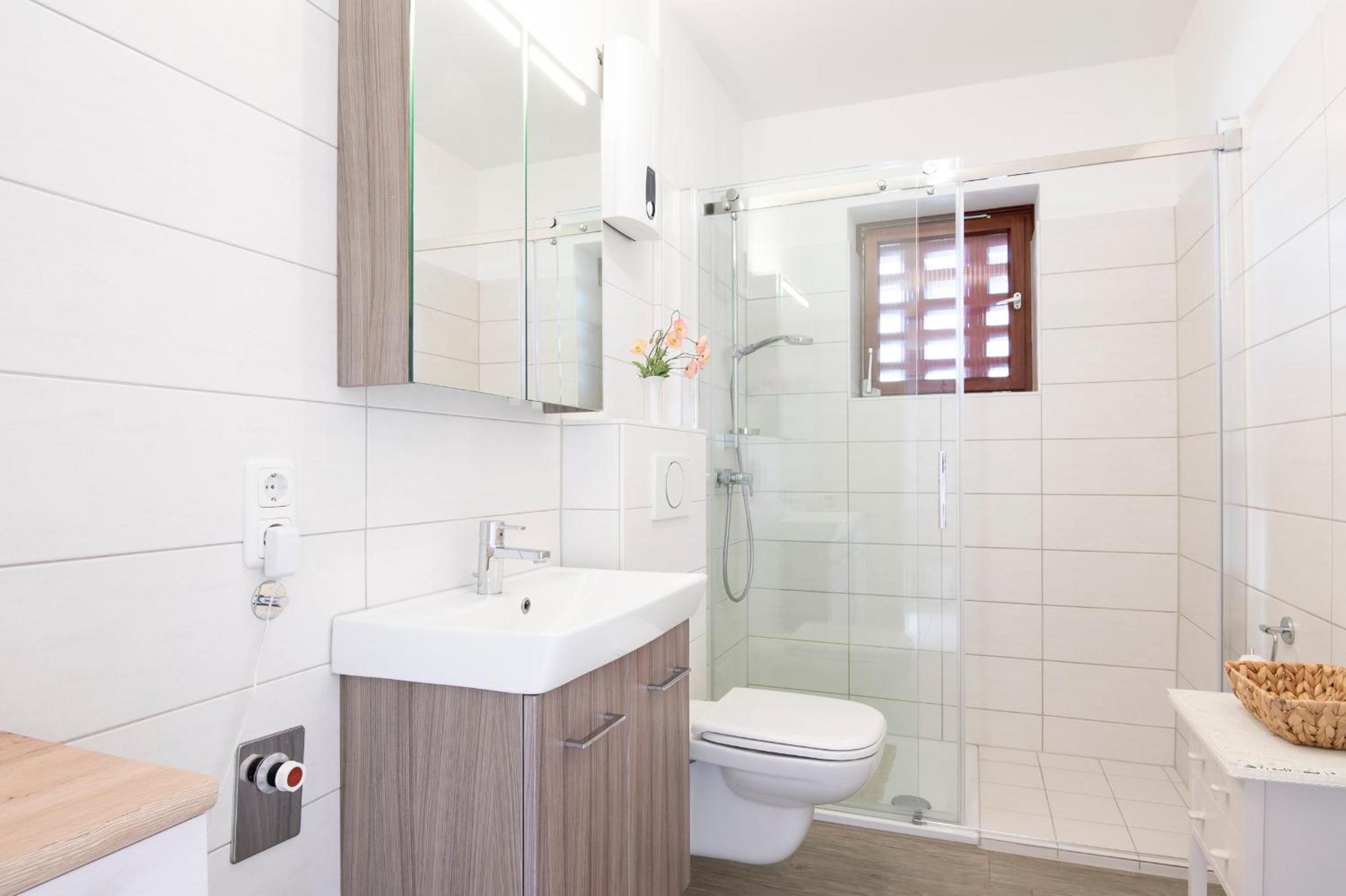 Strandfein en Scharbeutz — bathroom