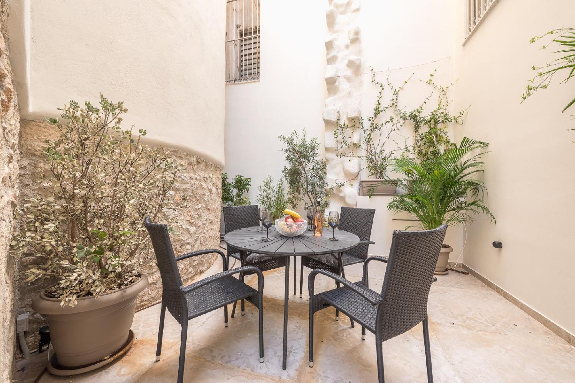 Apollonos 28 Luxury Suites