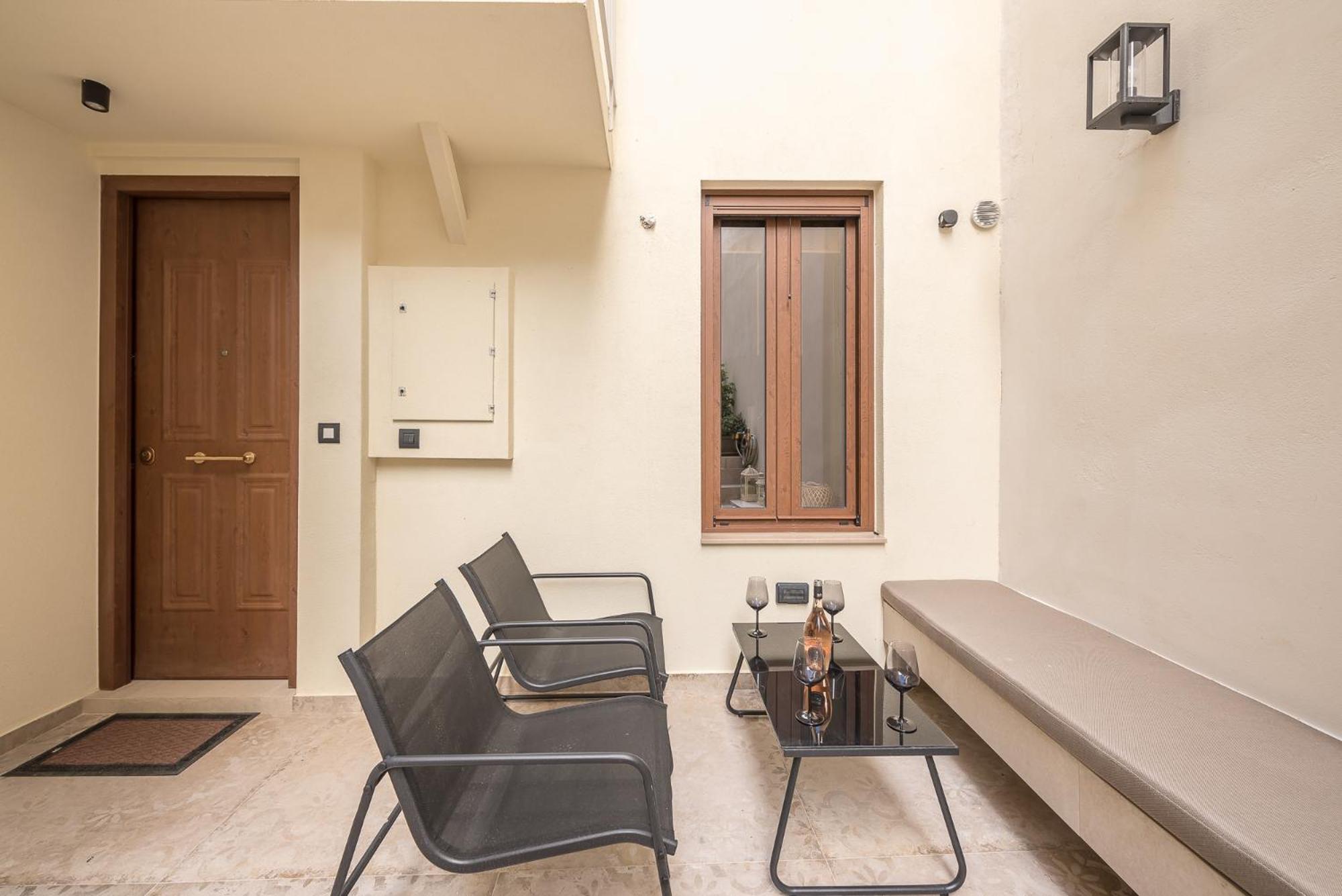 Apollonos 28 Luxury Suites